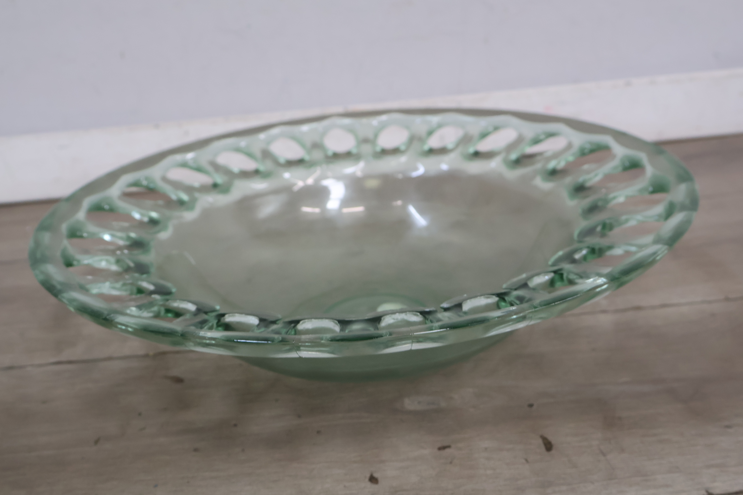 Glazen schaal met opengewerkte rand – foto 4 – kavel bij GSD Auctions, Zoeterwoude