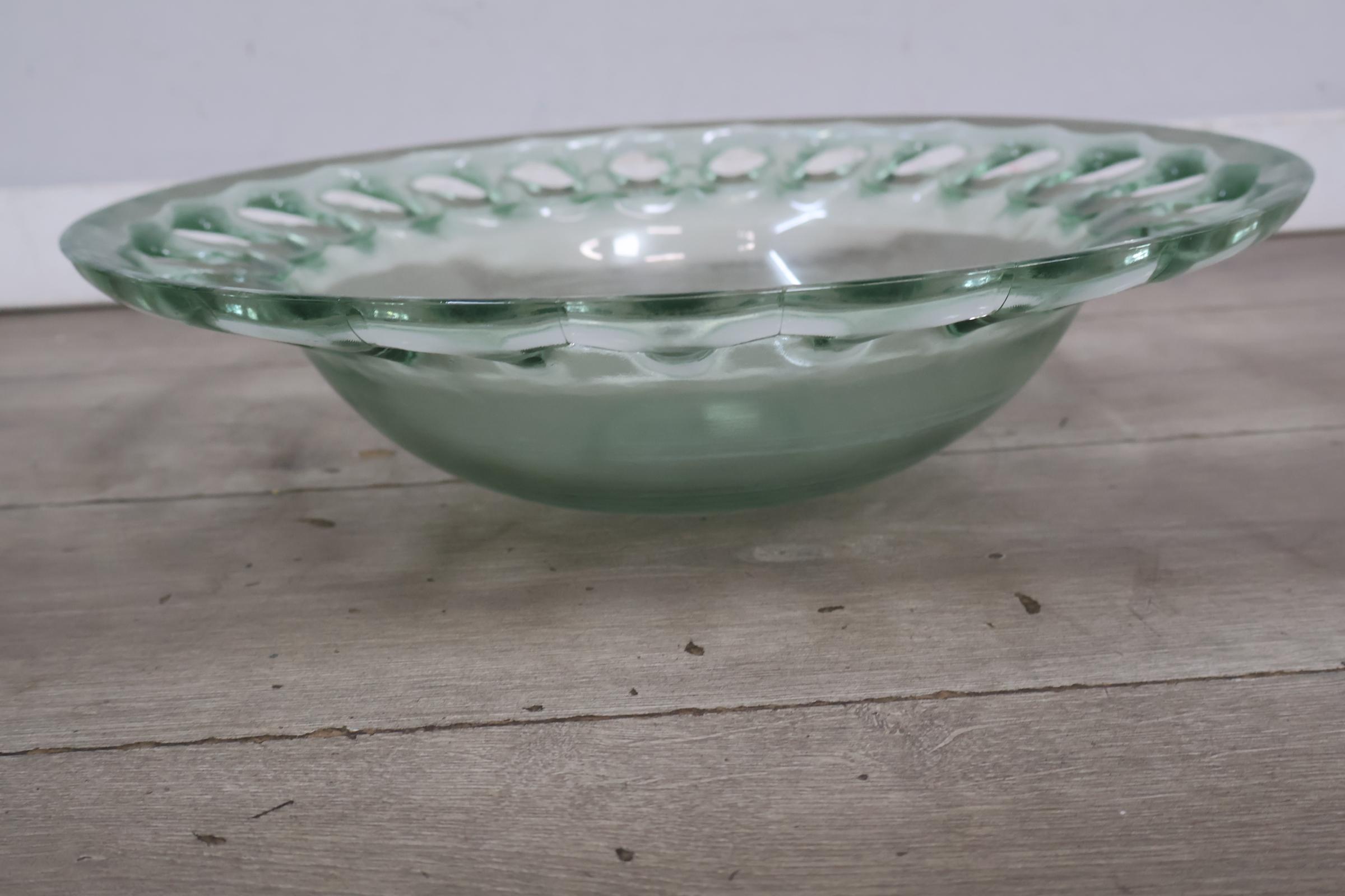 Glazen schaal met opengewerkte rand – foto 5 – kavel bij GSD Auctions, Zoeterwoude
