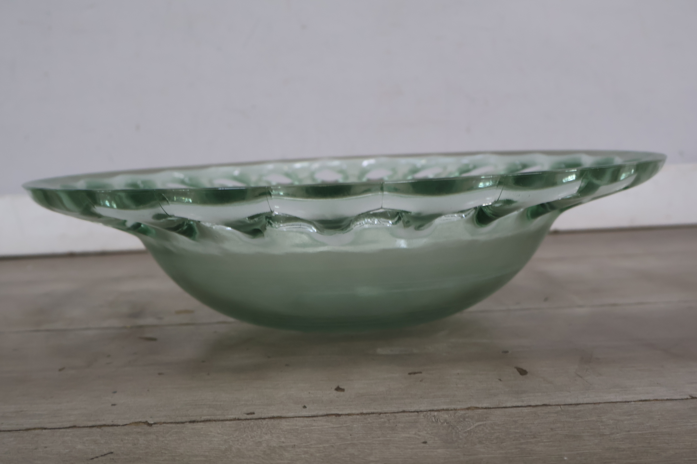 Glazen schaal met opengewerkte rand – foto 6 – kavel bij GSD Auctions, Zoeterwoude