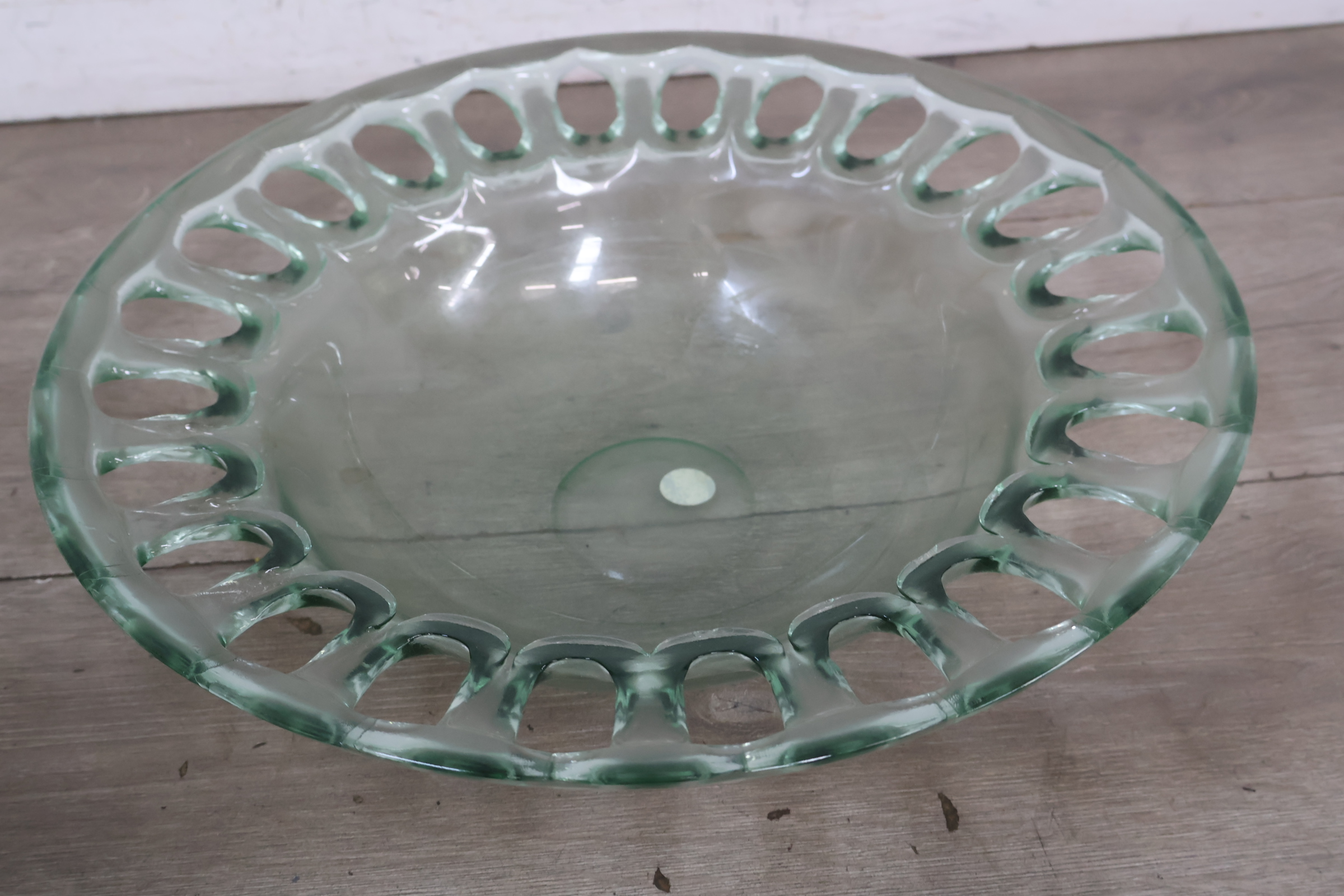 Glazen schaal met opengewerkte rand – foto 7 – kavel bij GSD Auctions, Zoeterwoude