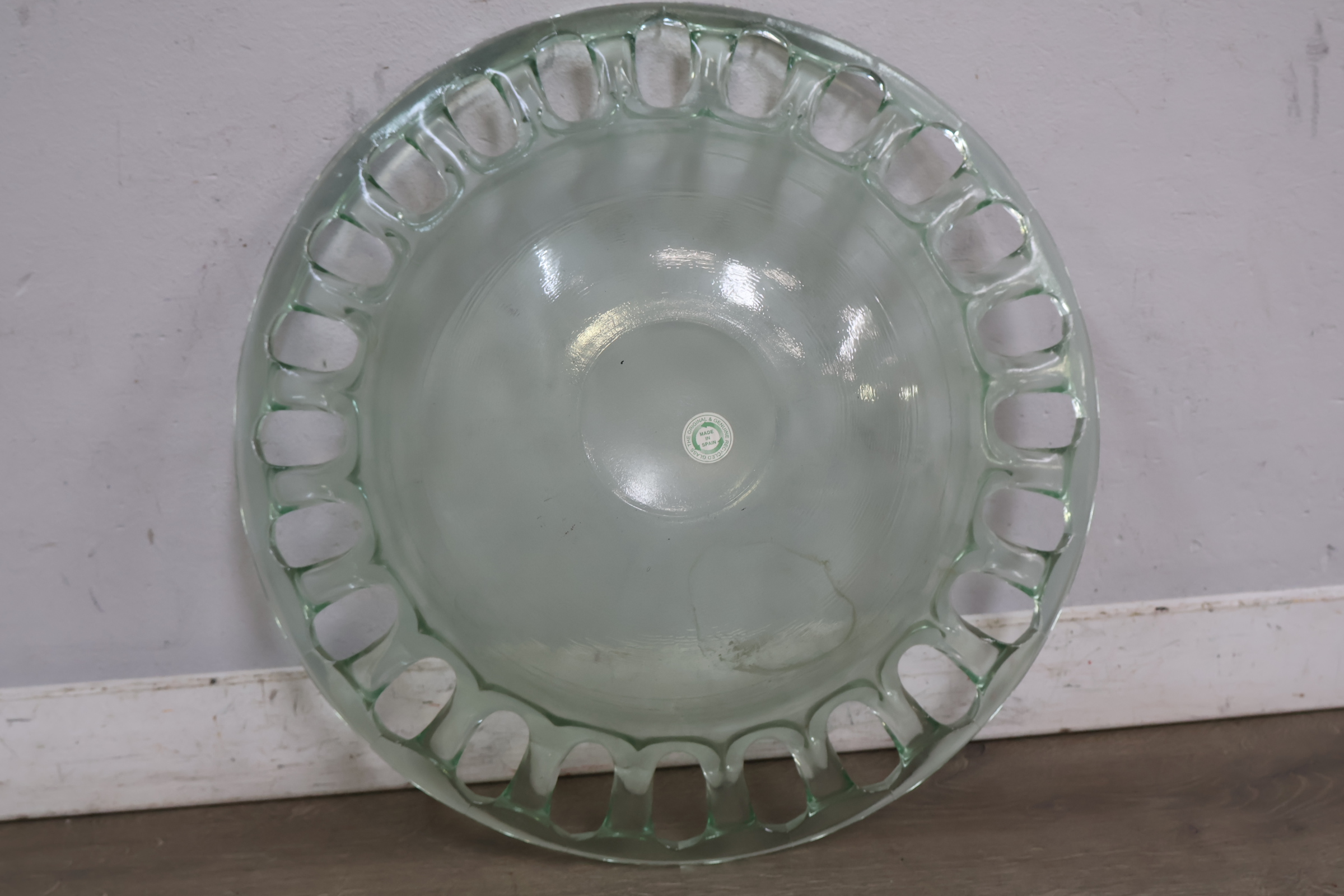 Glazen schaal met opengewerkte rand – foto 10 – kavel bij GSD Auctions, Zoeterwoude