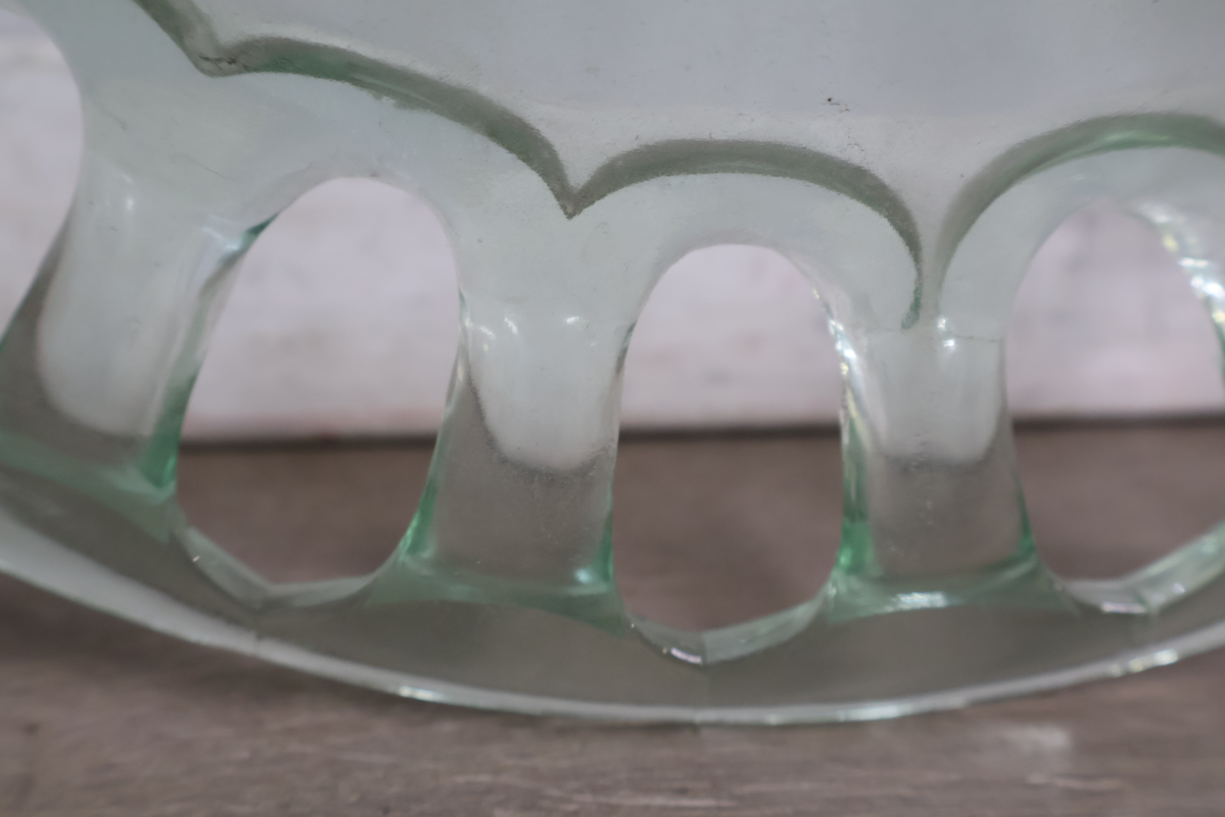 Glazen schaal met opengewerkte rand – foto 12 – kavel bij GSD Auctions, Zoeterwoude