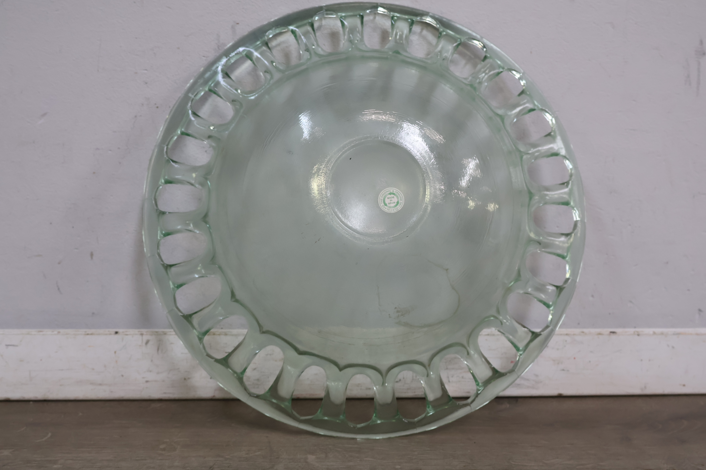 Glazen schaal met opengewerkte rand – foto 13 – kavel bij GSD Auctions, Zoeterwoude