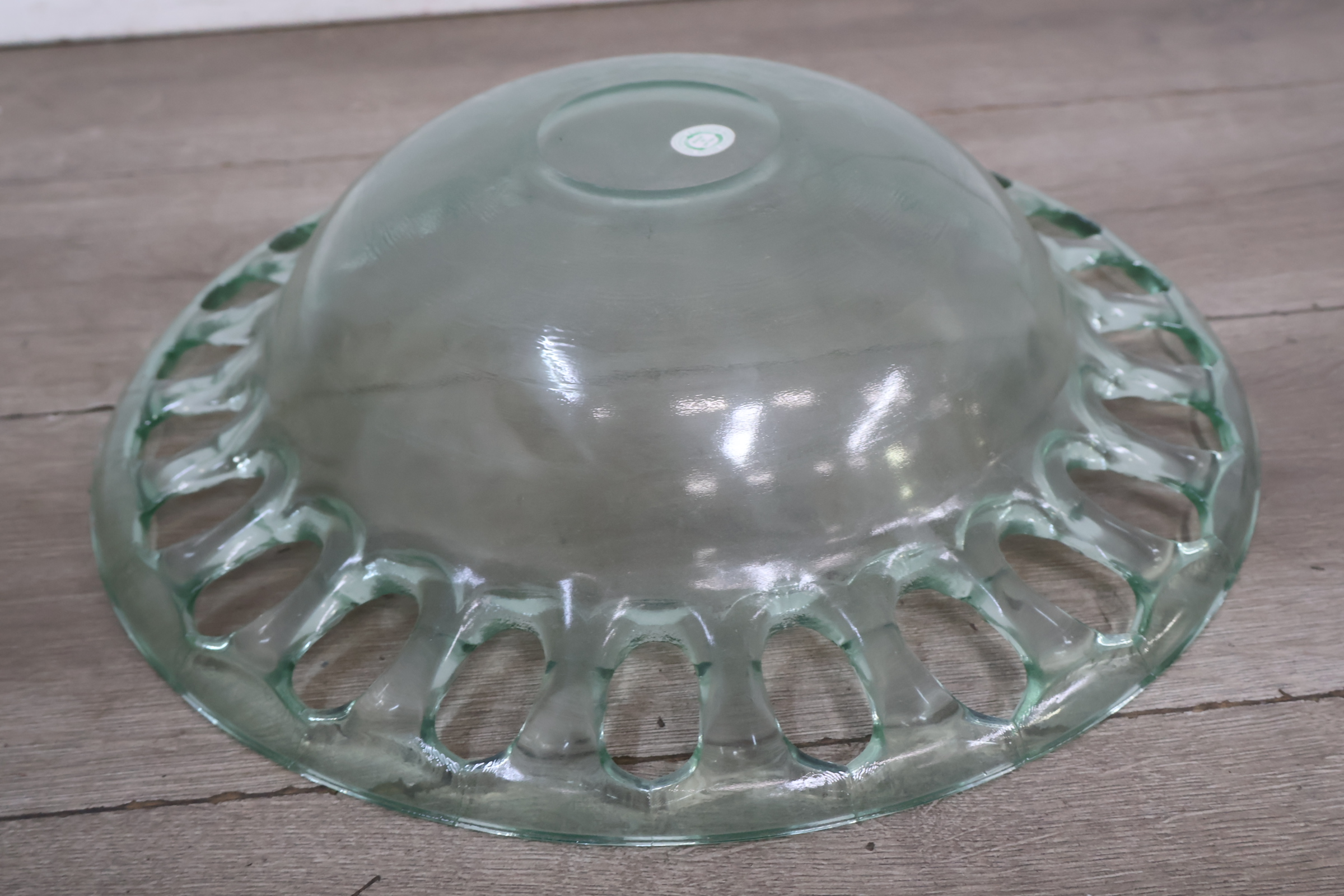 Glazen schaal met opengewerkte rand – foto 15 – kavel bij GSD Auctions, Zoeterwoude