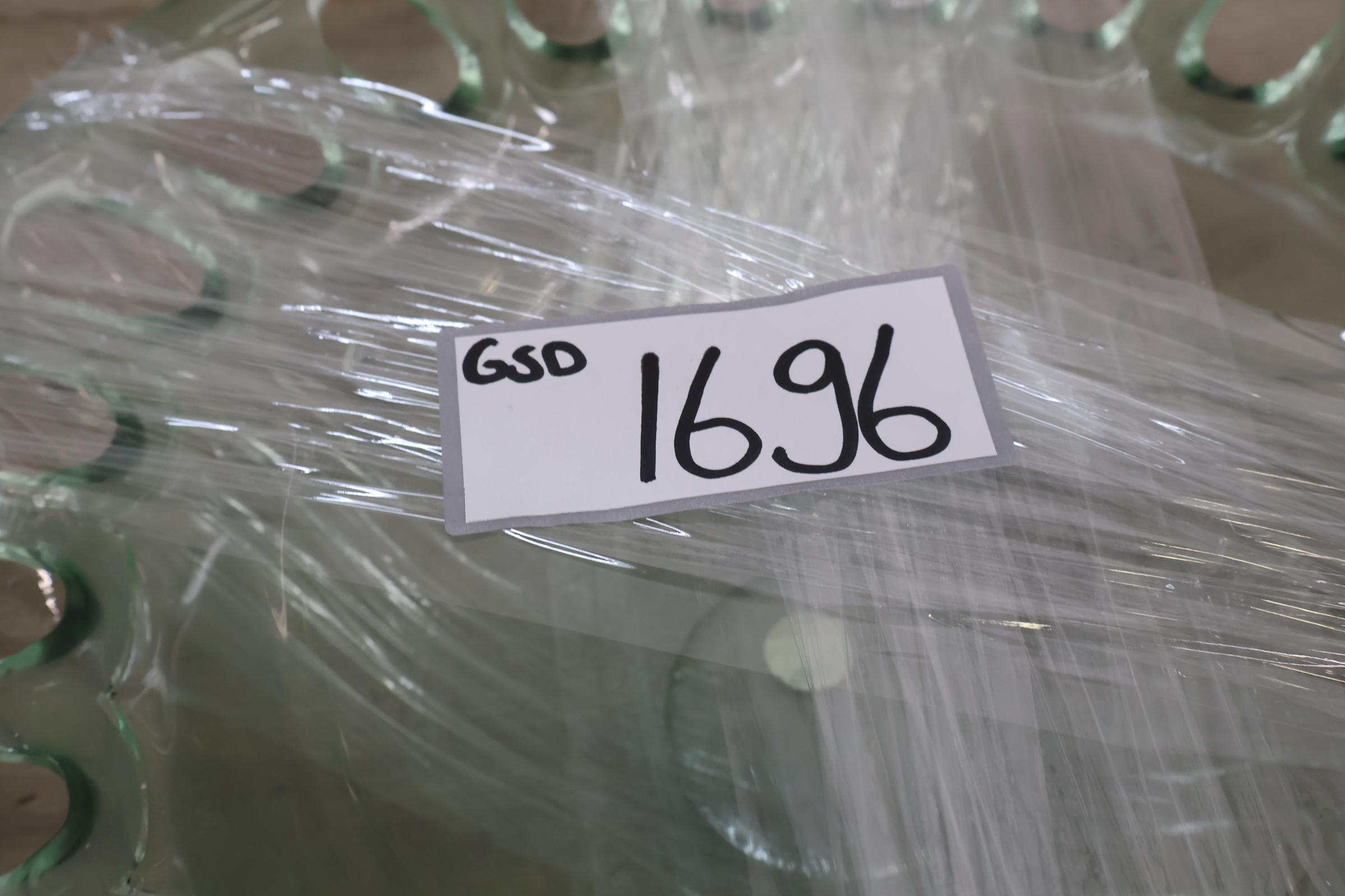 Glazen schaal met opengewerkte rand – foto 21 – kavel bij GSD Auctions, Zoeterwoude
