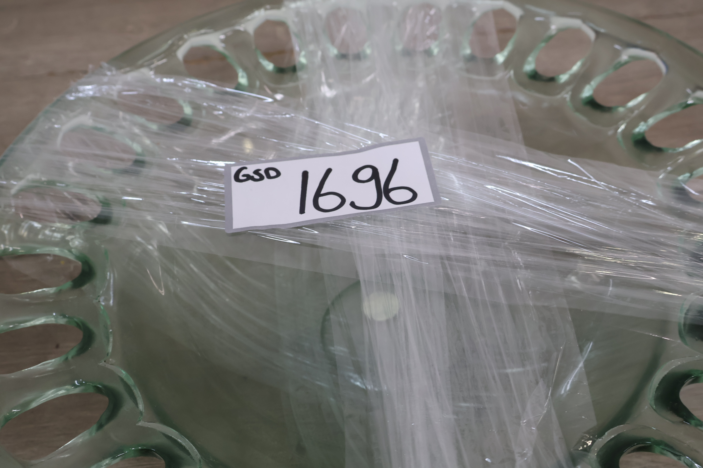 Glazen schaal met opengewerkte rand – foto 22 – kavel bij GSD Auctions, Zoeterwoude