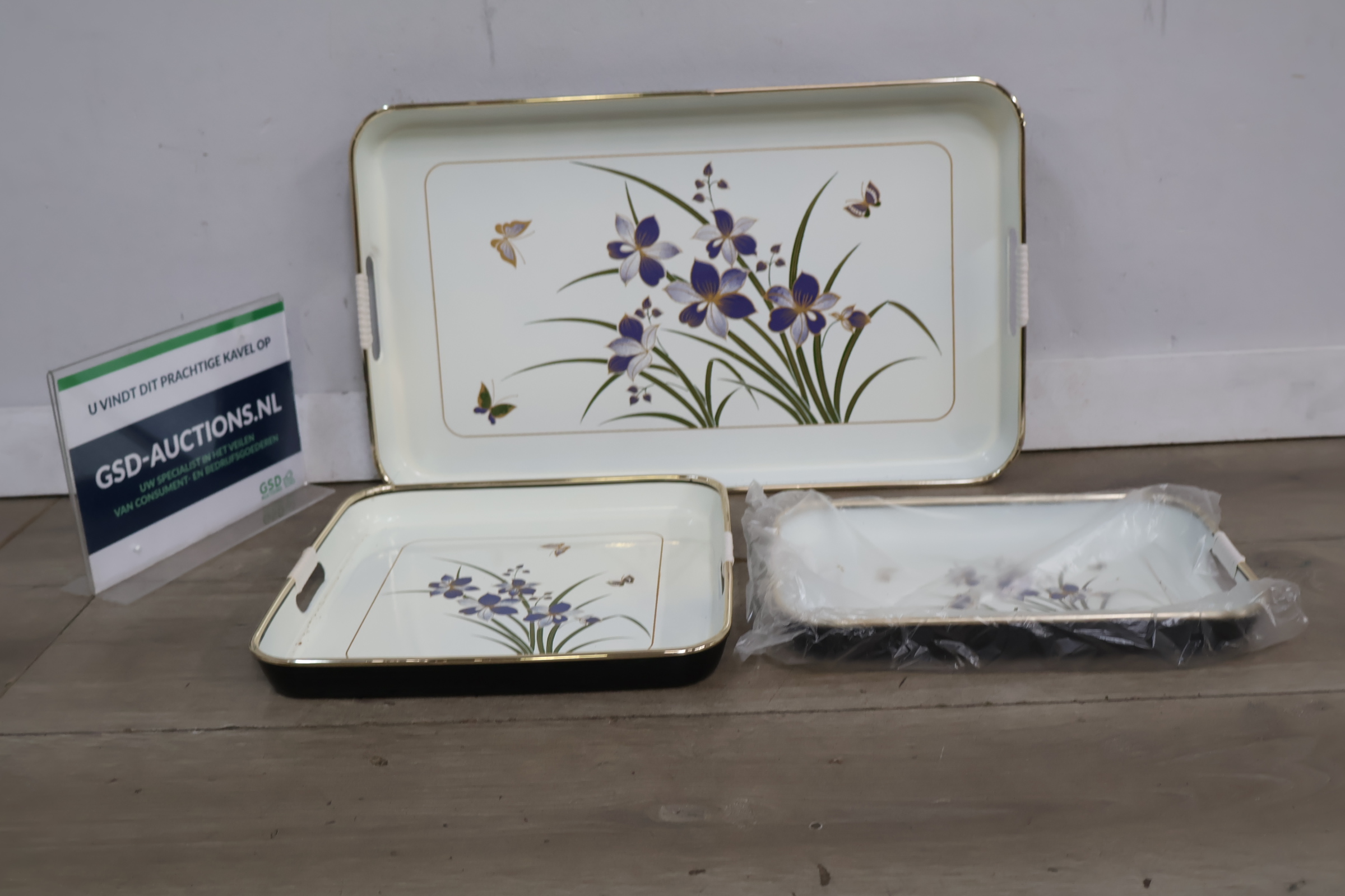 Set van 3 dienbladen met bloemendecoratie – foto 2 – kavel bij GSD Auctions, Zoeterwoude