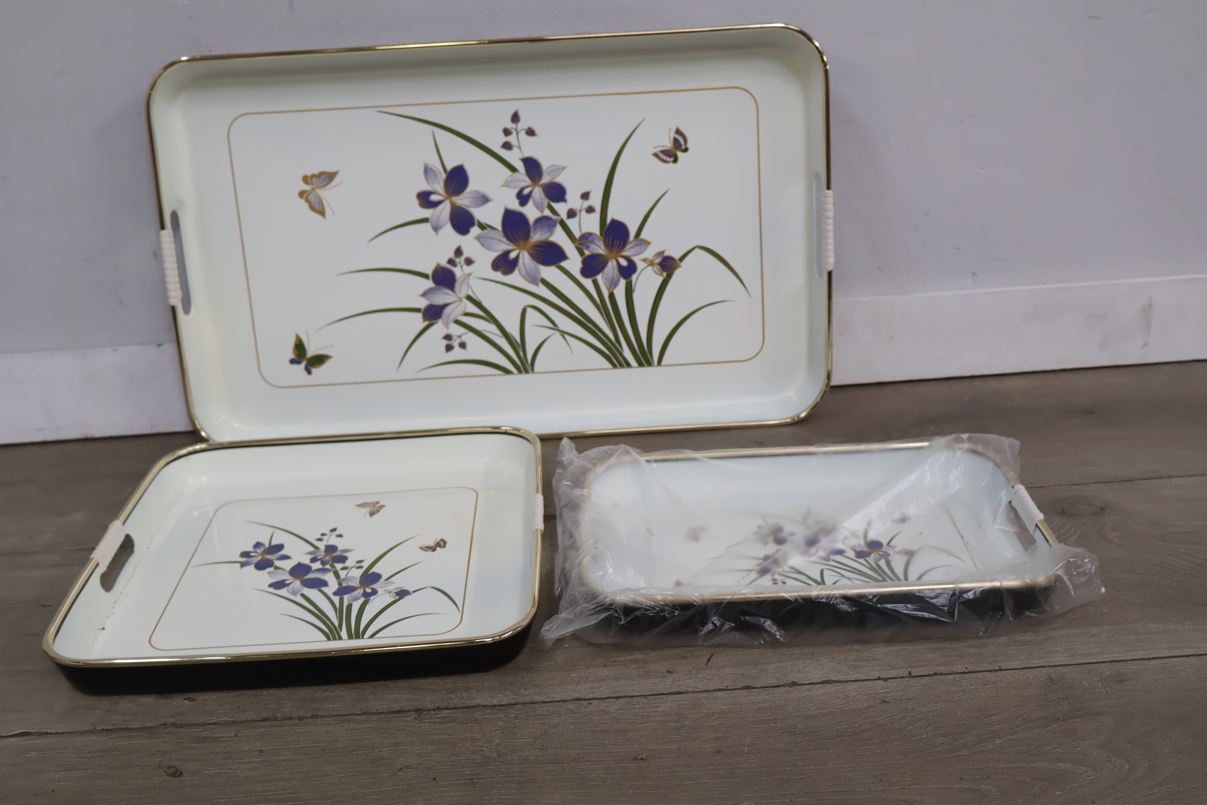Set van 3 dienbladen met bloemendecoratie – foto 3 – kavel bij GSD Auctions, Zoeterwoude