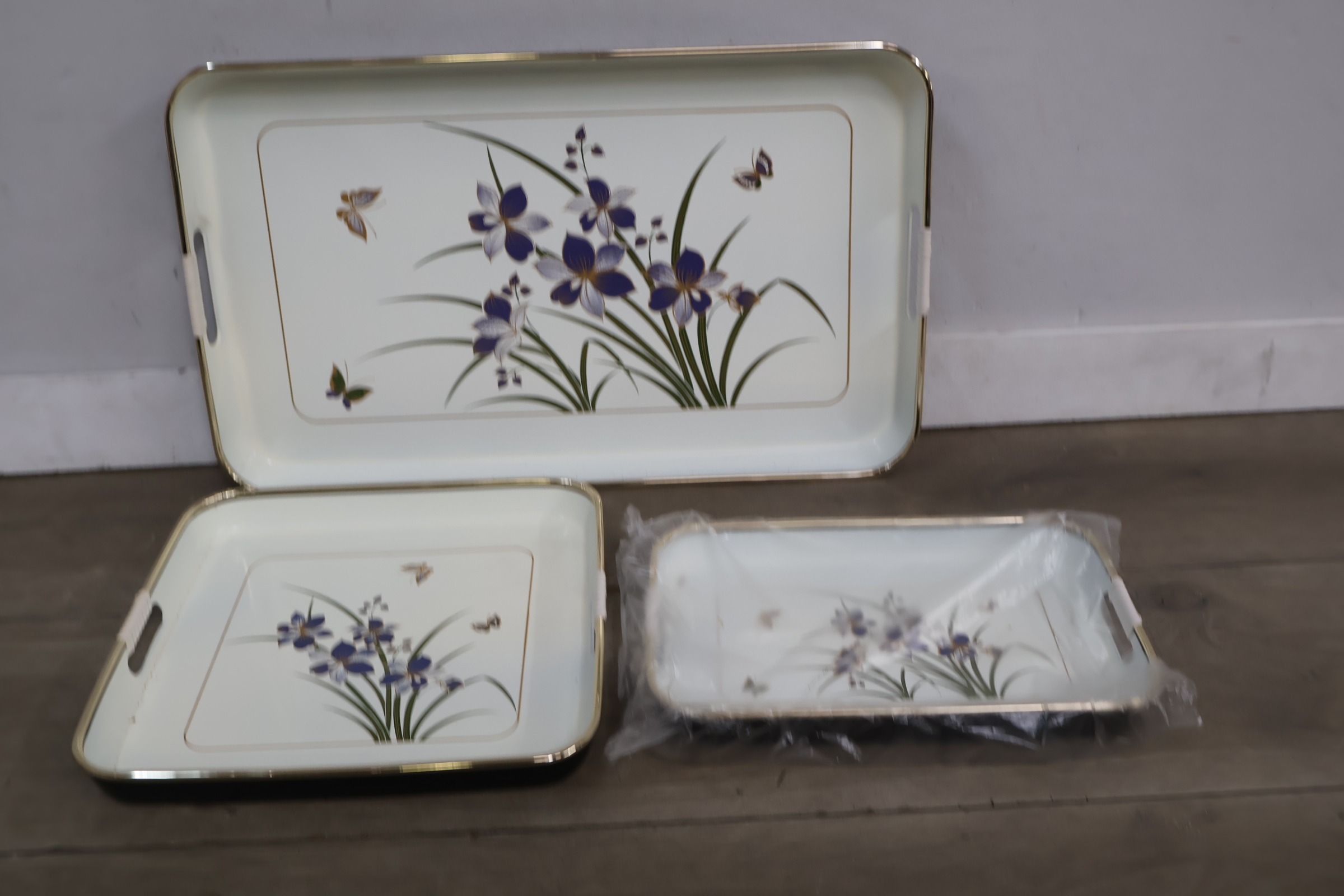 Set van 3 dienbladen met bloemendecoratie – foto 4 – kavel bij GSD Auctions, Zoeterwoude