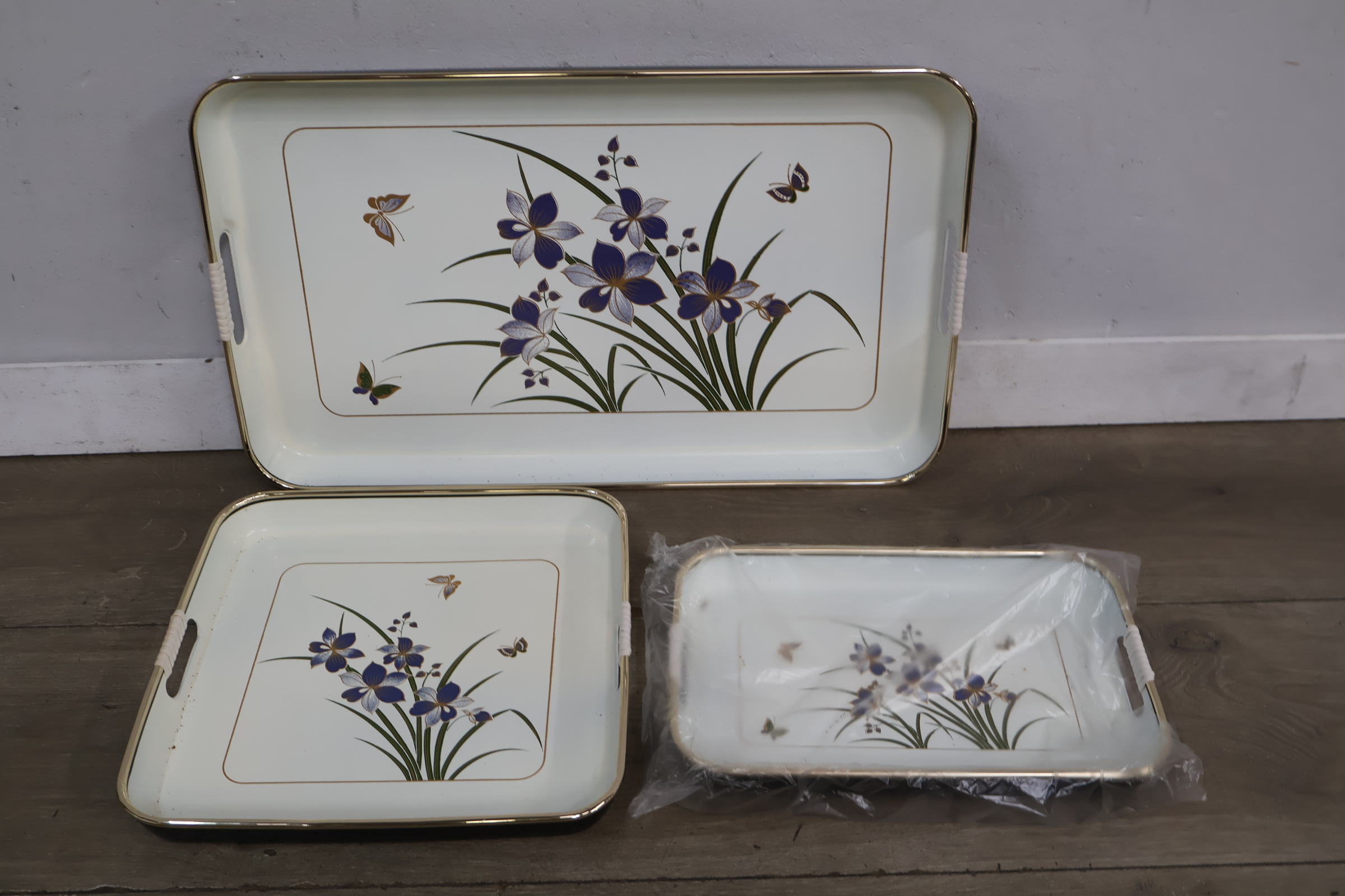 Set van 3 dienbladen met bloemendecoratie – foto 5 – kavel bij GSD Auctions, Zoeterwoude