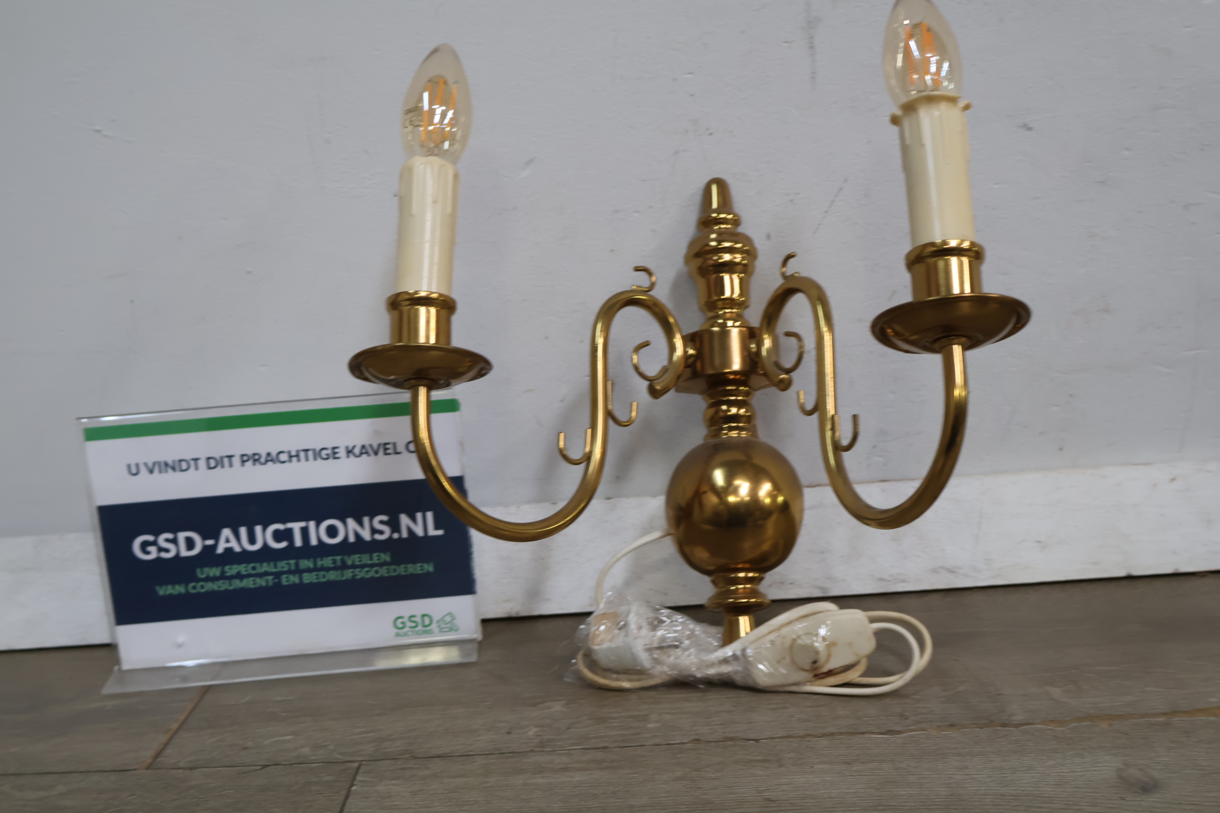 Messing tweearmige wandlamp met kaarsvormige fitting – foto 2 – kavel bij GSD Auctions, Zoeterwoude