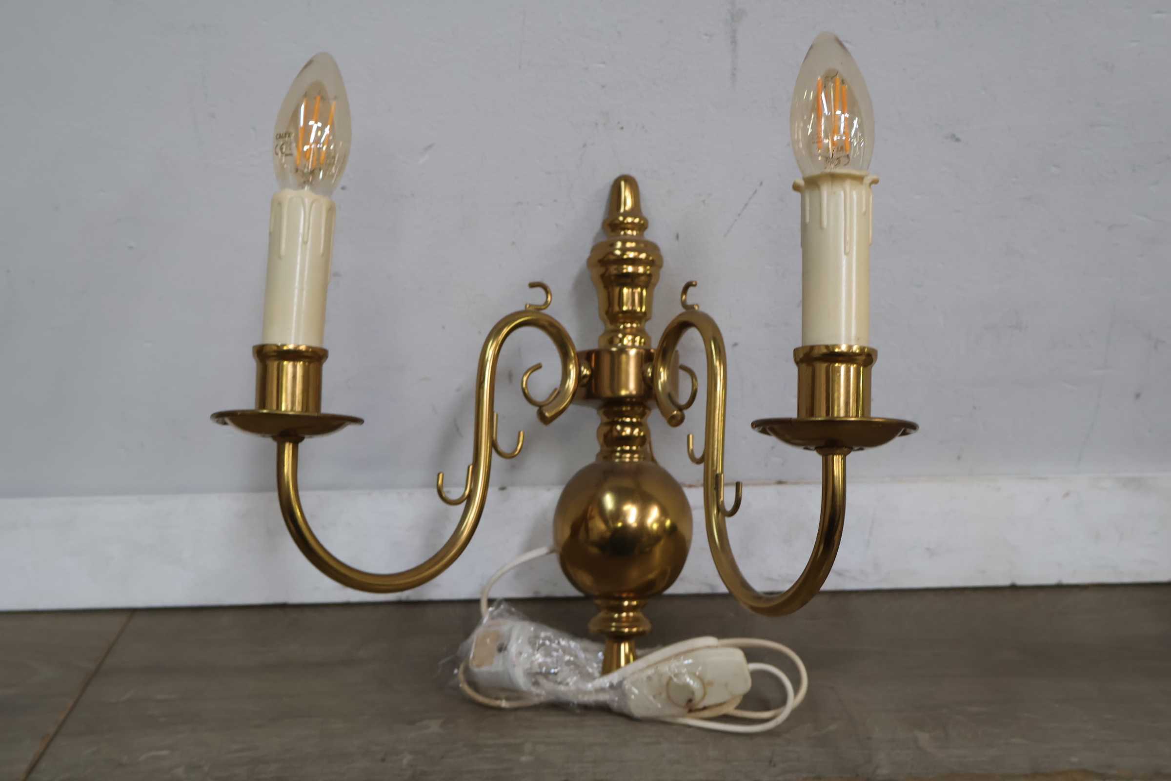 Messing tweearmige wandlamp met kaarsvormige fitting – foto 3 – kavel bij GSD Auctions, Zoeterwoude