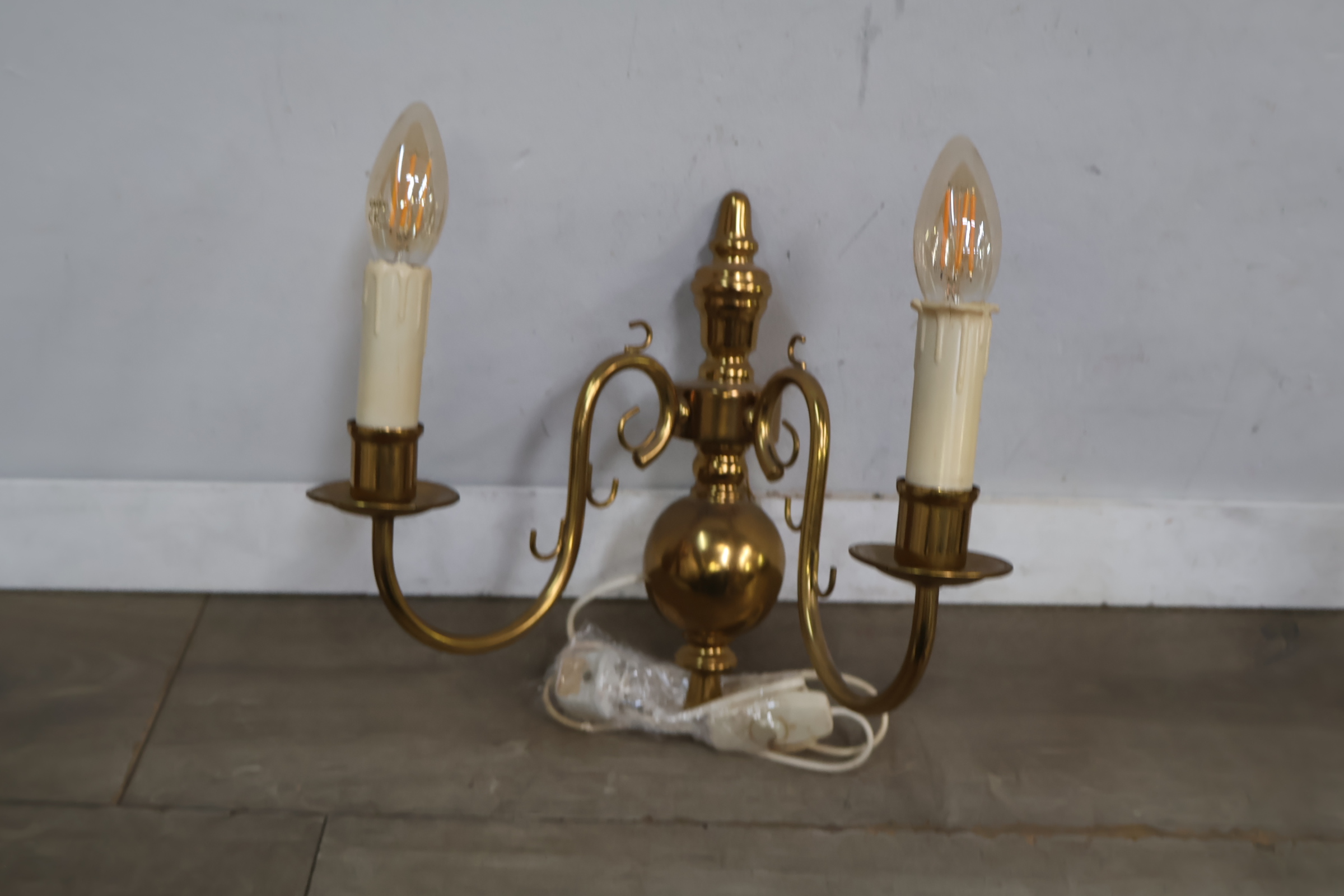 Messing tweearmige wandlamp met kaarsvormige fitting – foto 4 – kavel bij GSD Auctions, Zoeterwoude