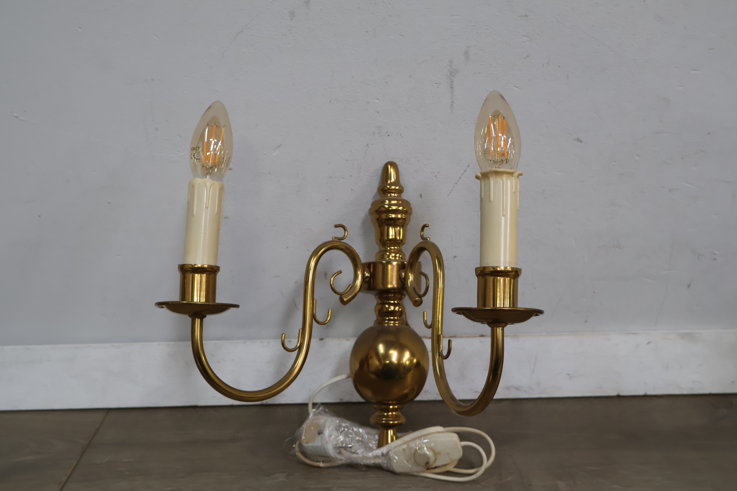 Messing tweearmige wandlamp met kaarsvormige fitting – foto 5 – kavel bij GSD Auctions, Zoeterwoude