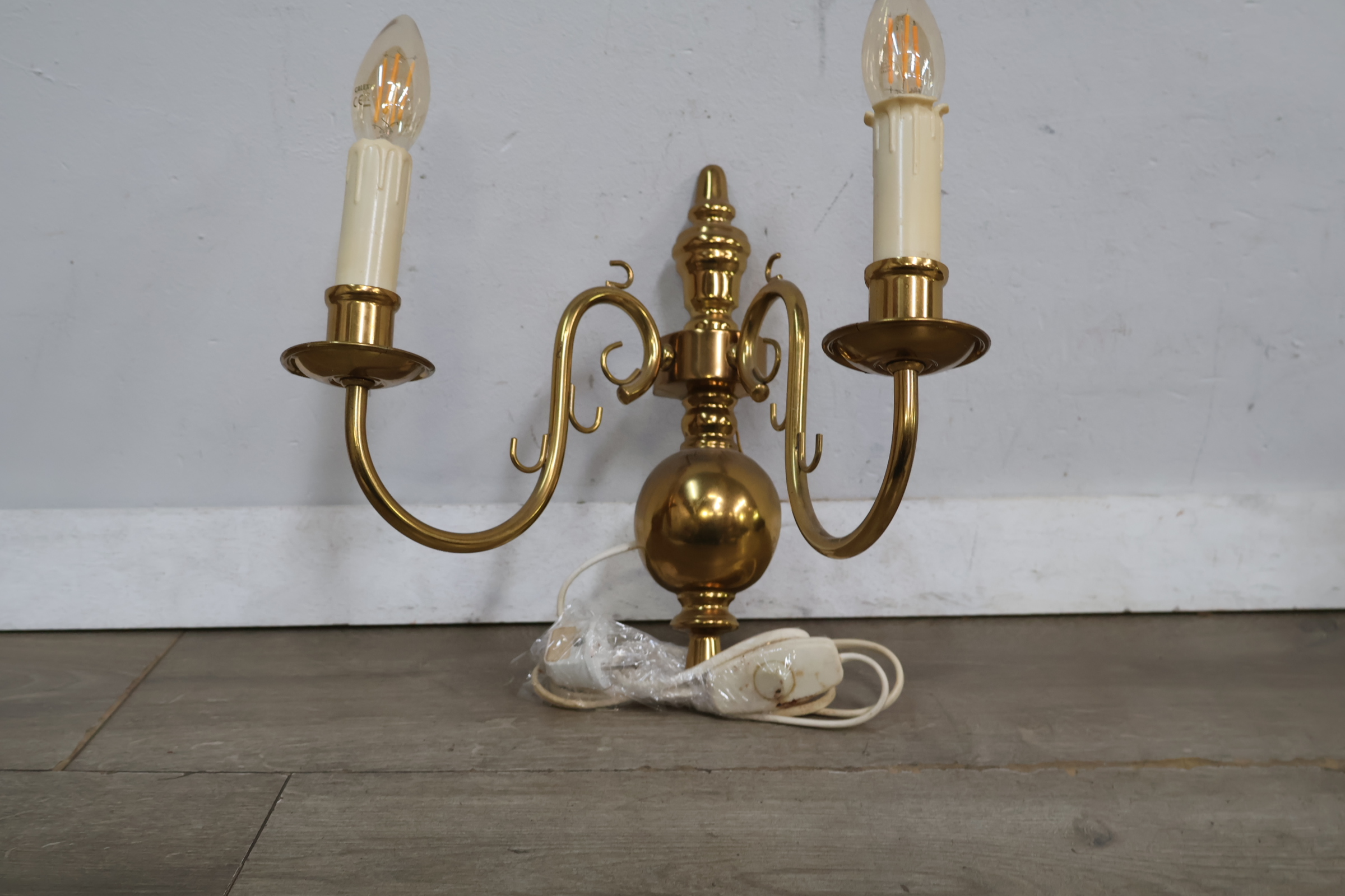 Messing tweearmige wandlamp met kaarsvormige fitting – foto 6 – kavel bij GSD Auctions, Zoeterwoude
