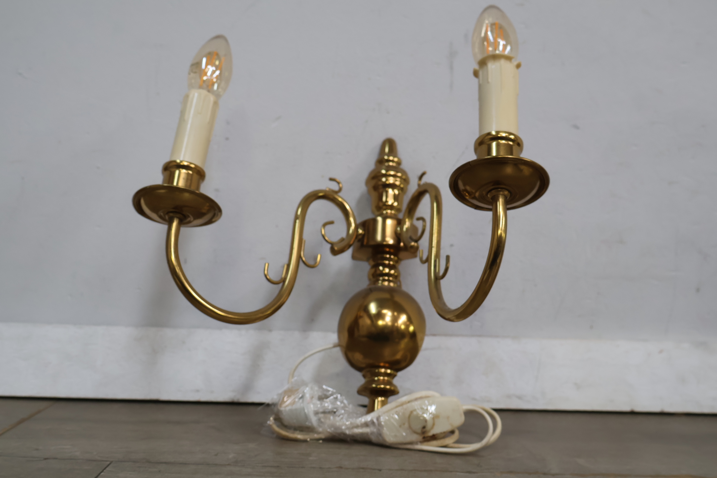 Messing tweearmige wandlamp met kaarsvormige fitting – foto 7 – kavel bij GSD Auctions, Zoeterwoude