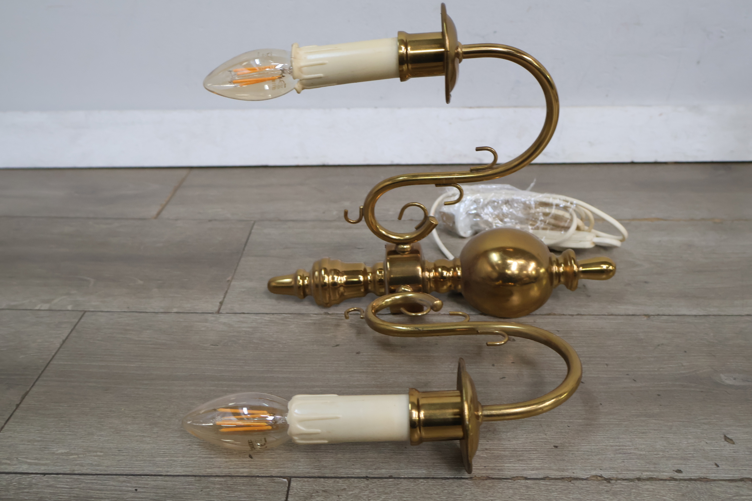 Messing tweearmige wandlamp met kaarsvormige fitting – foto 8 – kavel bij GSD Auctions, Zoeterwoude
