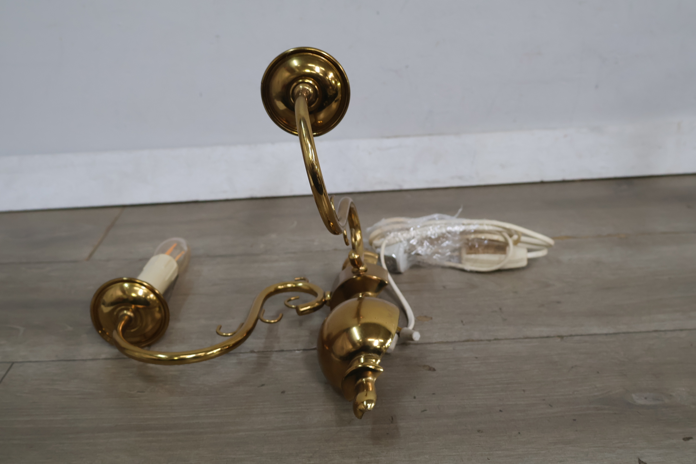 Messing tweearmige wandlamp met kaarsvormige fitting – foto 9 – kavel bij GSD Auctions, Zoeterwoude