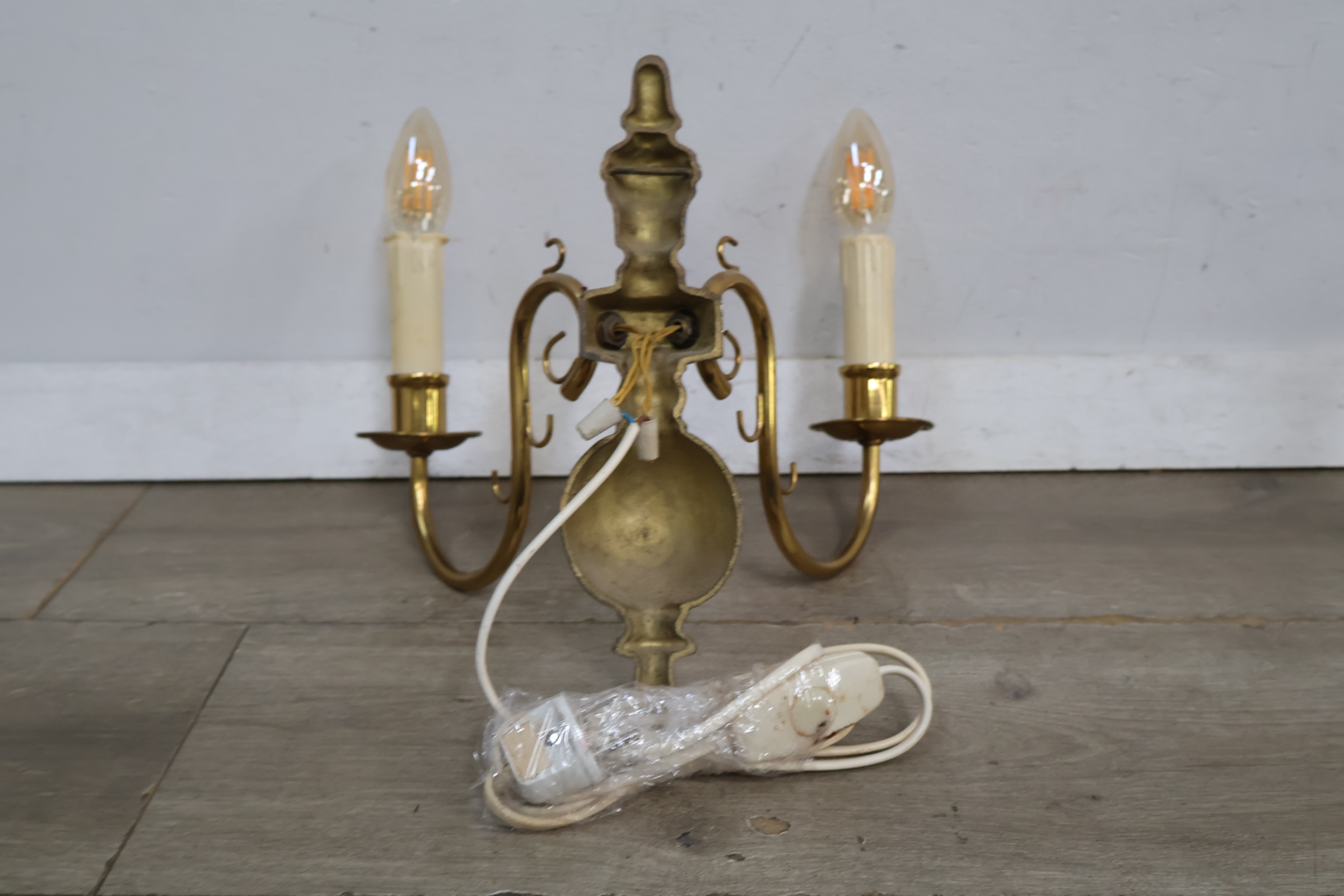 Messing tweearmige wandlamp met kaarsvormige fitting – foto 10 – kavel bij GSD Auctions, Zoeterwoude