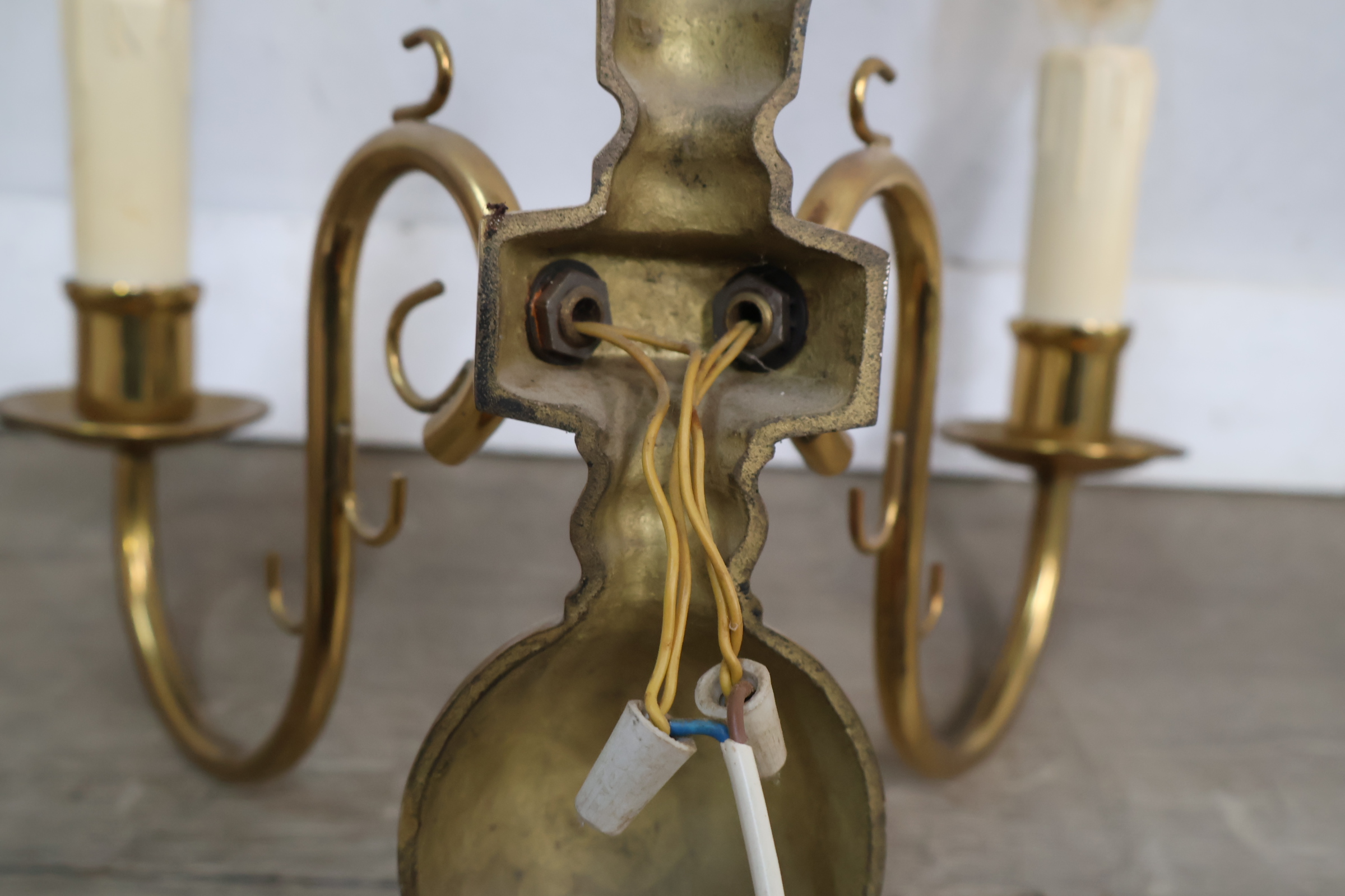 Messing tweearmige wandlamp met kaarsvormige fitting – foto 11 – kavel bij GSD Auctions, Zoeterwoude