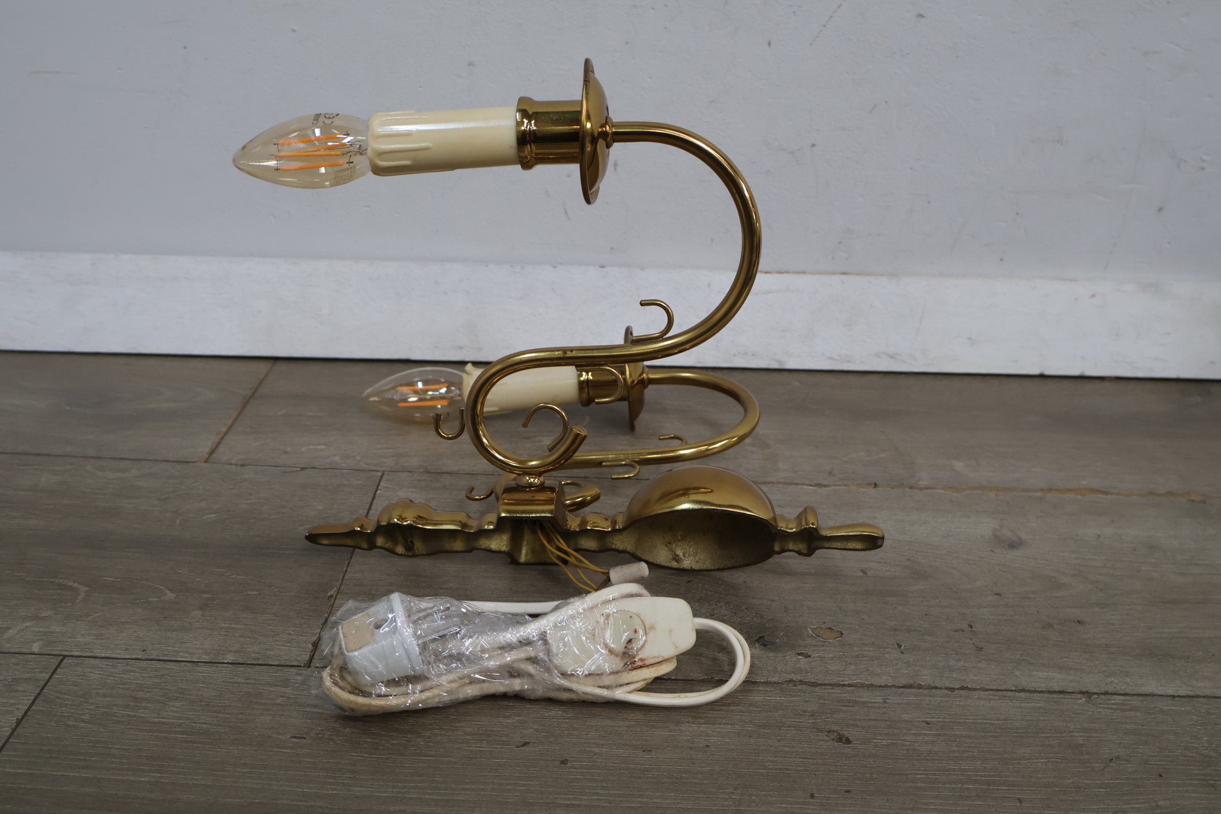 Messing tweearmige wandlamp met kaarsvormige fitting – foto 12 – kavel bij GSD Auctions, Zoeterwoude