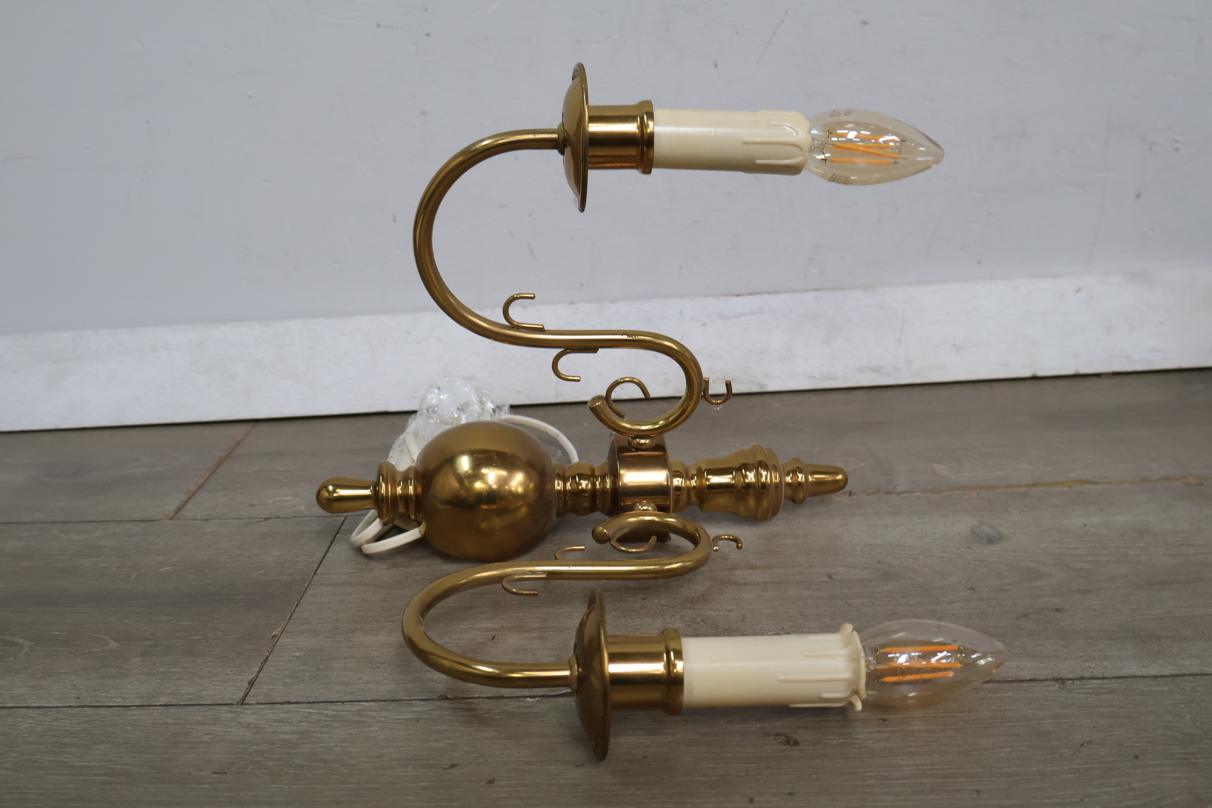 Messing tweearmige wandlamp met kaarsvormige fitting – foto 13 – kavel bij GSD Auctions, Zoeterwoude