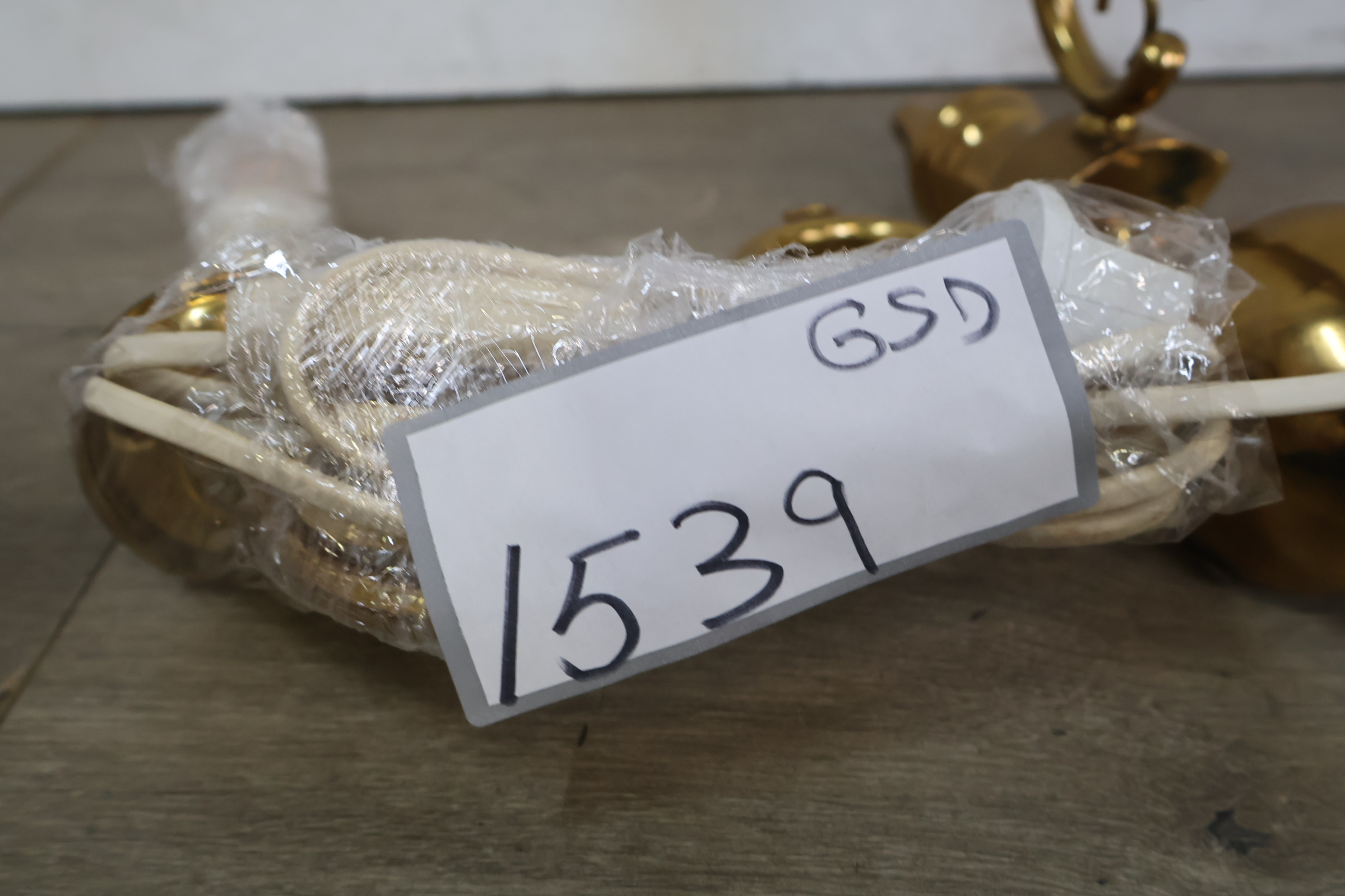 Messing tweearmige wandlamp met kaarsvormige fitting – foto 16 – kavel bij GSD Auctions, Zoeterwoude