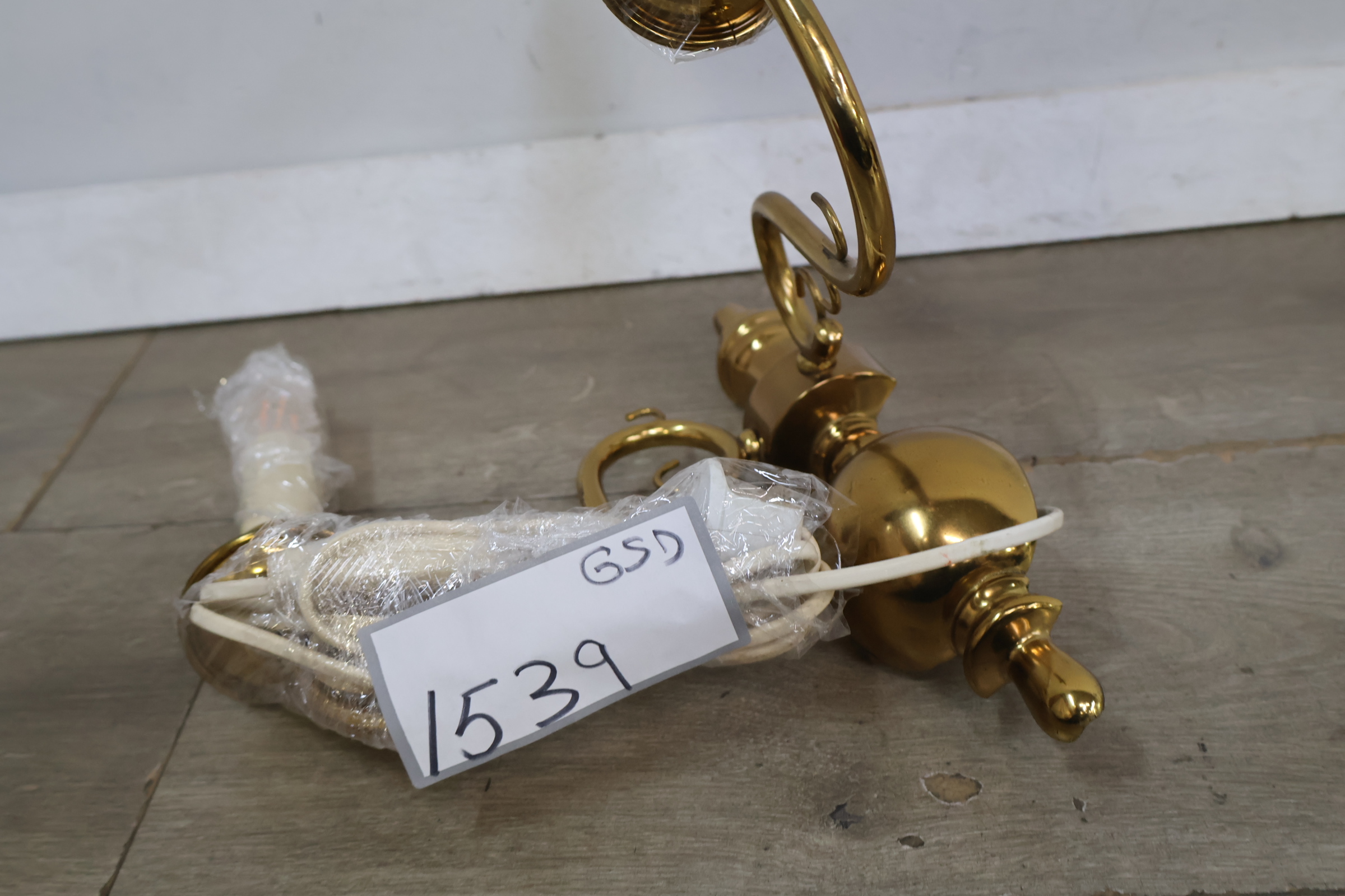 Messing tweearmige wandlamp met kaarsvormige fitting – foto 17 – kavel bij GSD Auctions, Zoeterwoude