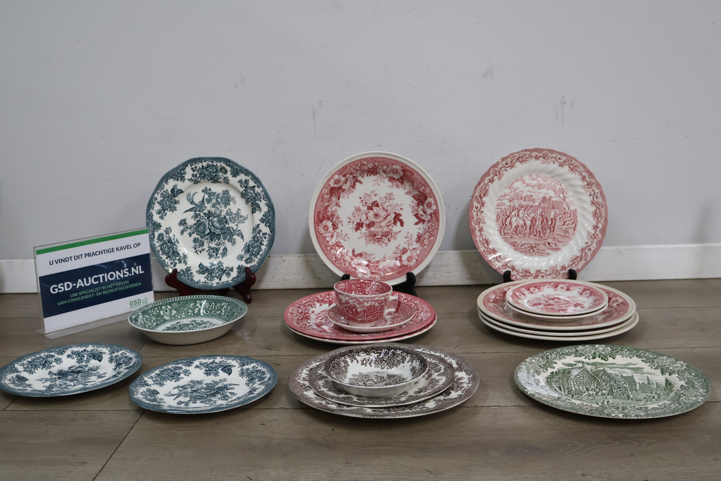 Set van diverse gedecoreerde borden en kopje met schotels – foto 2 – kavel bij GSD Auctions, Zoeterwoude