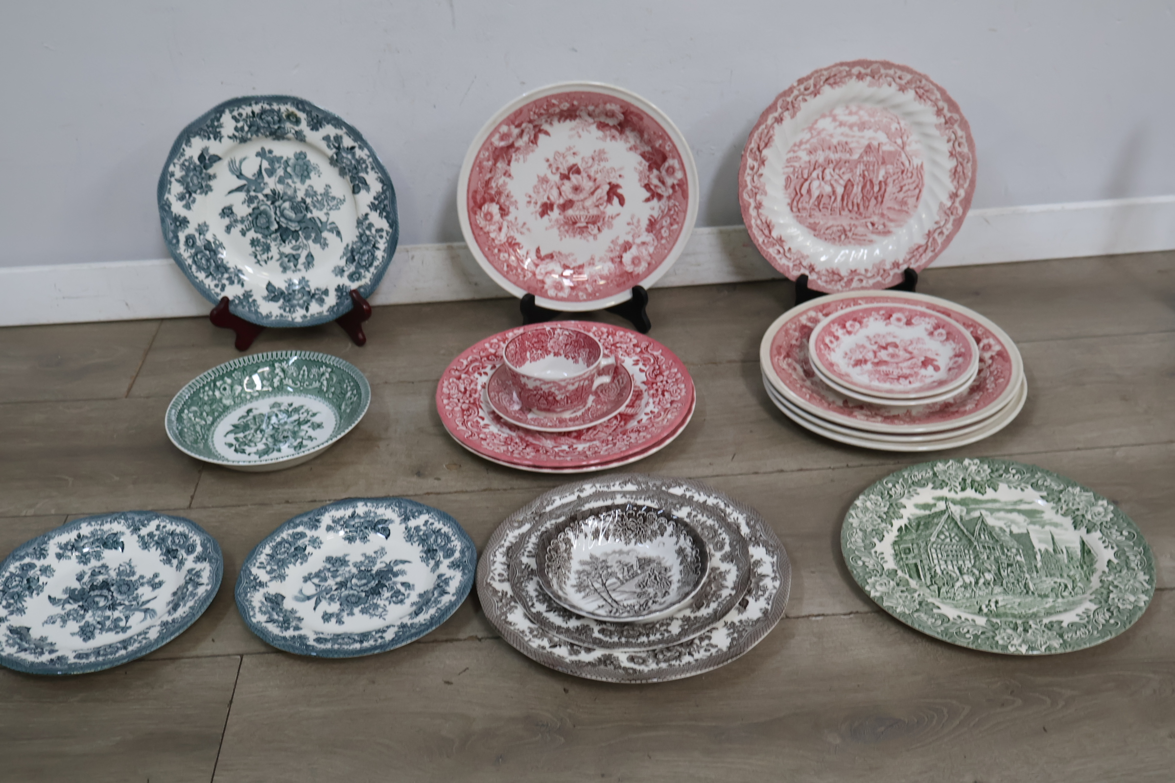 Set van diverse gedecoreerde borden en kopje met schotels – foto 3 – kavel bij GSD Auctions, Zoeterwoude