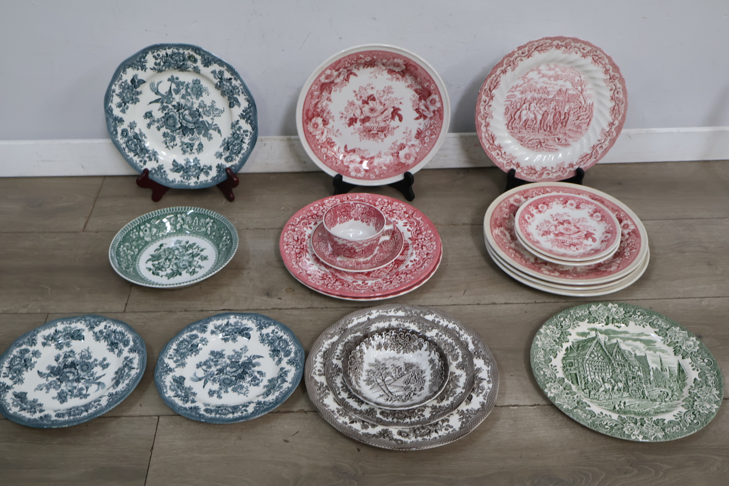 Set van diverse gedecoreerde borden en kopje met schotels – foto 4 – kavel bij GSD Auctions, Zoeterwoude