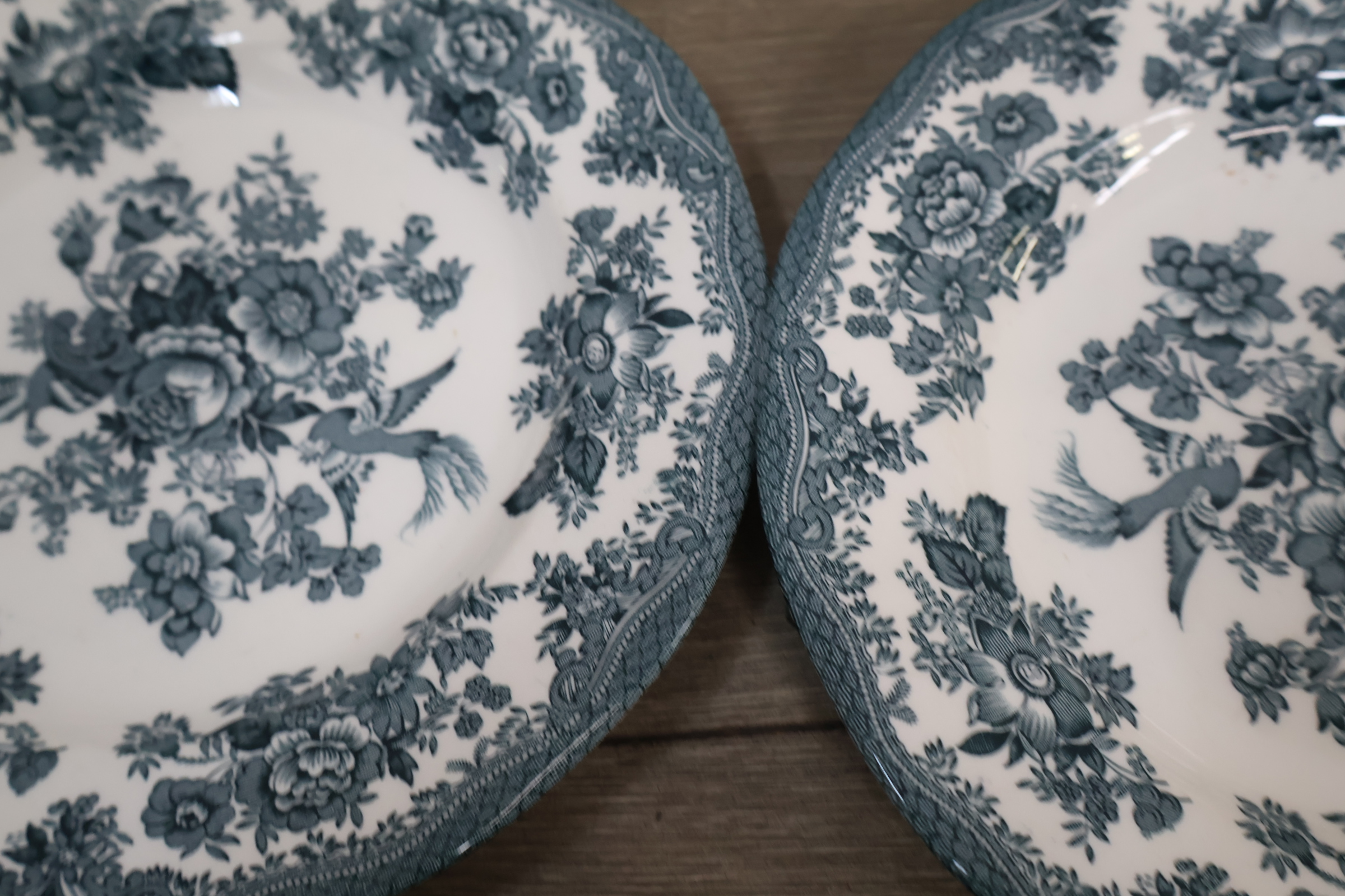 Set van diverse gedecoreerde borden en kopje met schotels – foto 7 – kavel bij GSD Auctions, Zoeterwoude