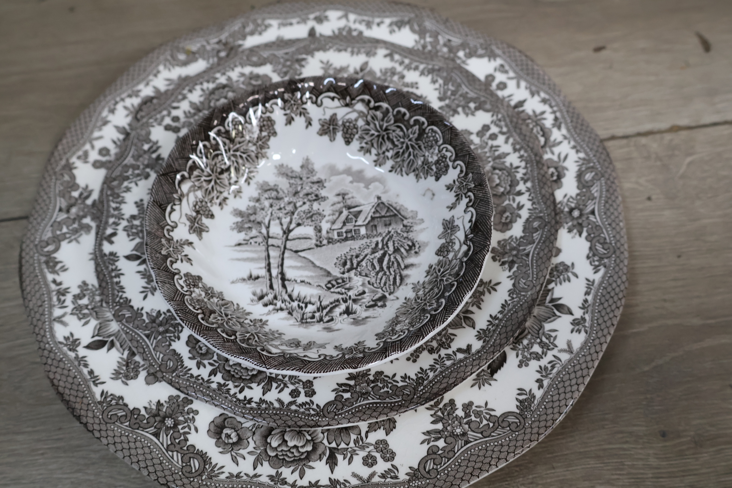Set van diverse gedecoreerde borden en kopje met schotels – foto 10 – kavel bij GSD Auctions, Zoeterwoude
