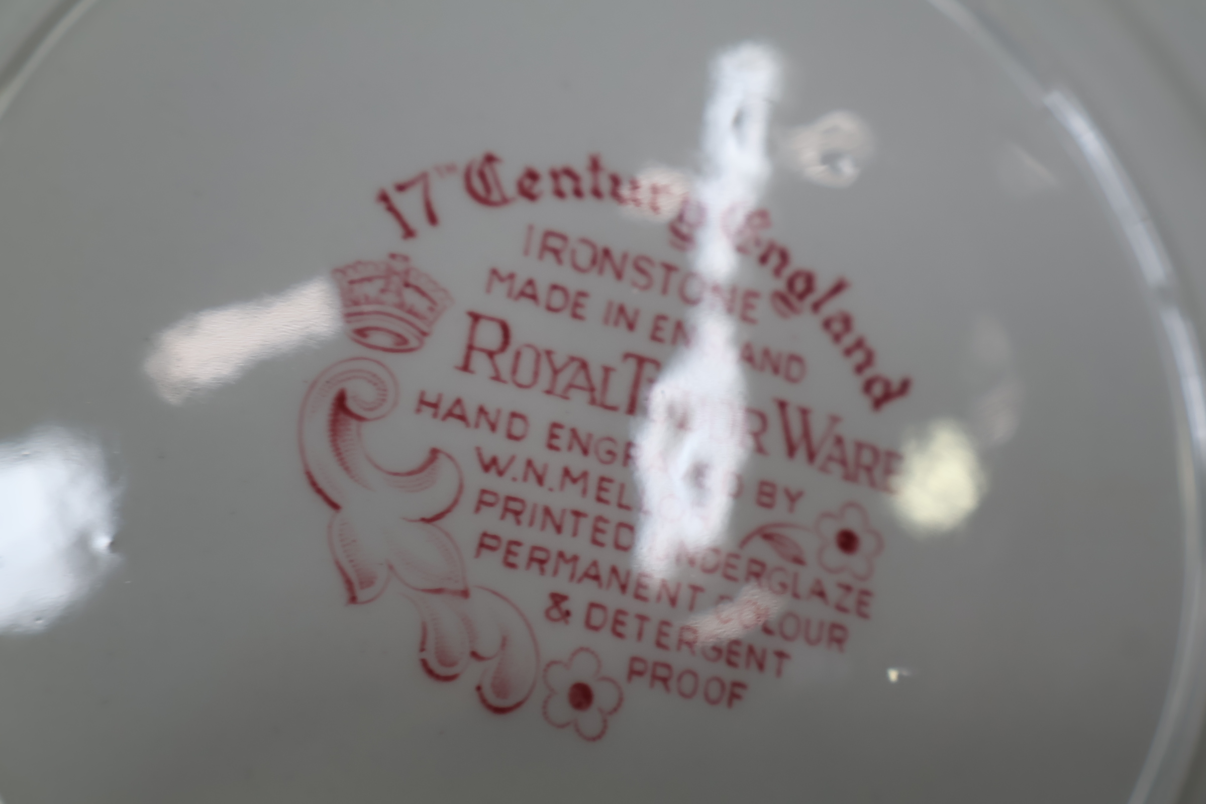 Set van diverse gedecoreerde borden en kopje met schotels – foto 16 – kavel bij GSD Auctions, Zoeterwoude