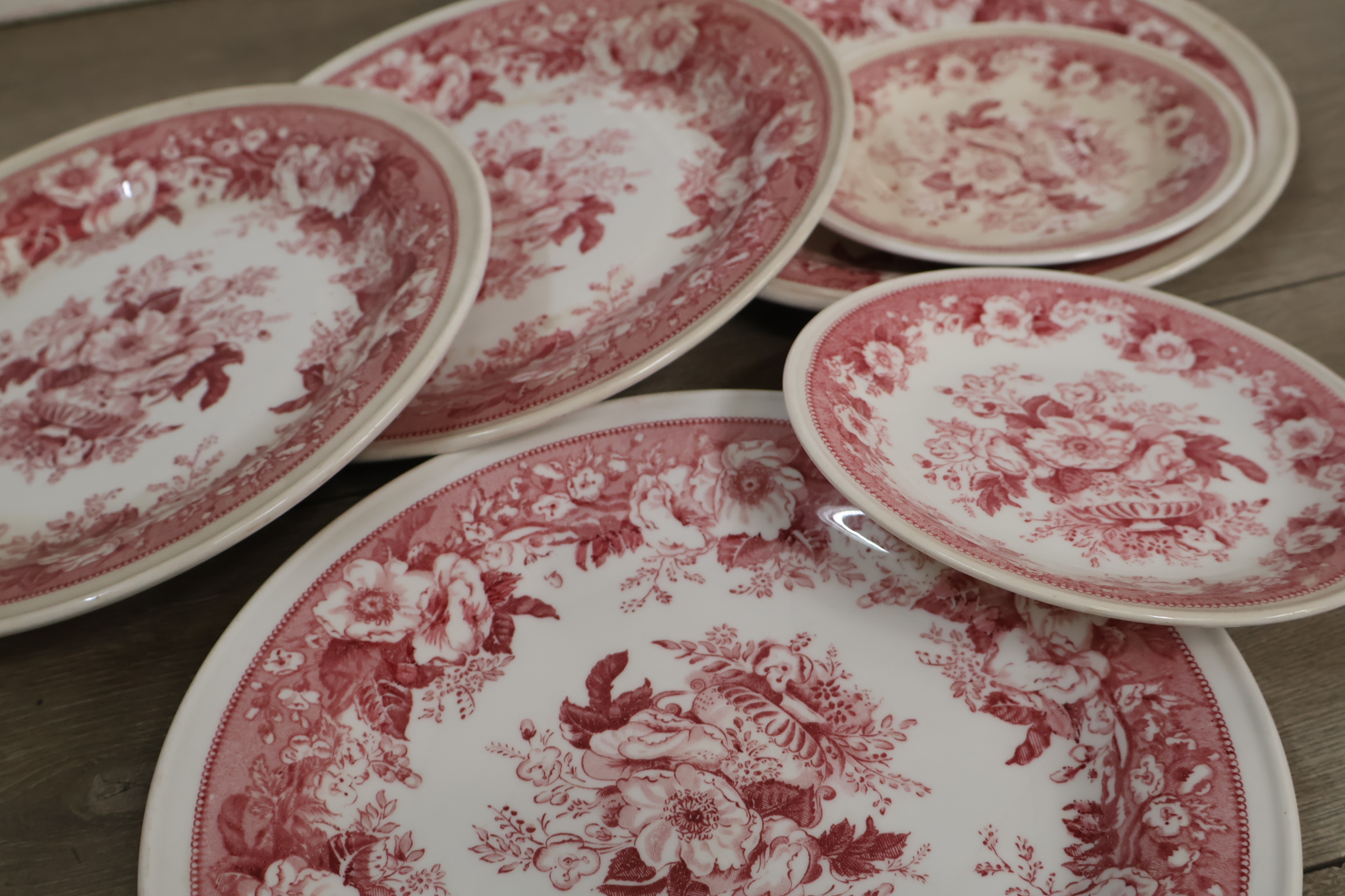 Set van diverse gedecoreerde borden en kopje met schotels – foto 19 – kavel bij GSD Auctions, Zoeterwoude