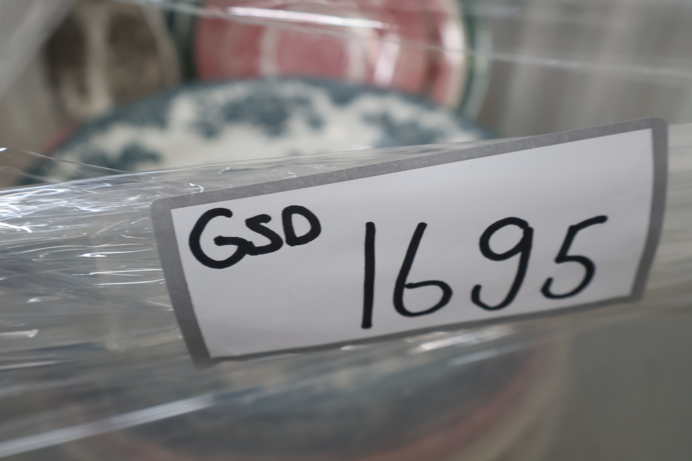 Set van diverse gedecoreerde borden en kopje met schotels – foto 25 – kavel bij GSD Auctions, Zoeterwoude