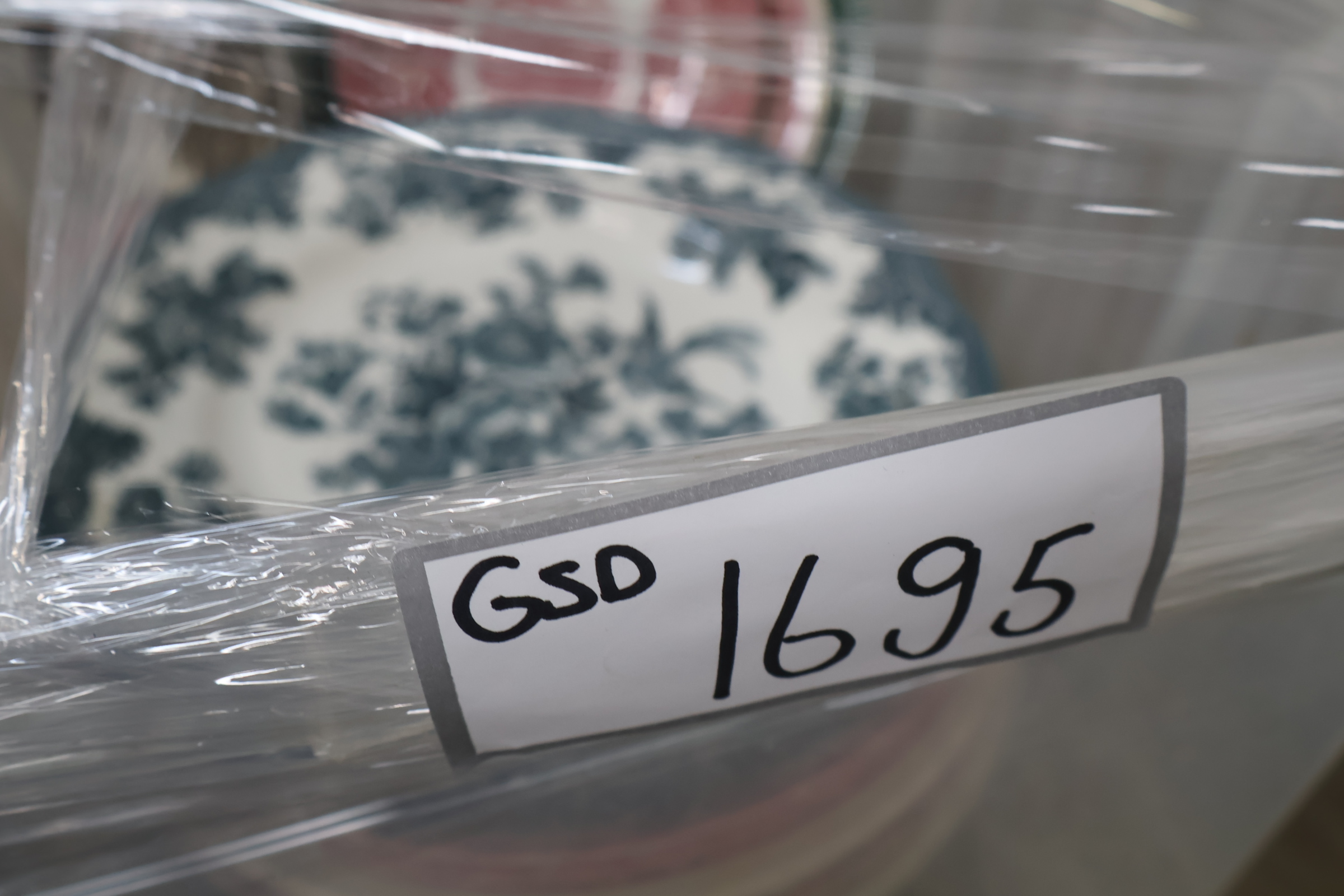 Set van diverse gedecoreerde borden en kopje met schotels – foto 26 – kavel bij GSD Auctions, Zoeterwoude