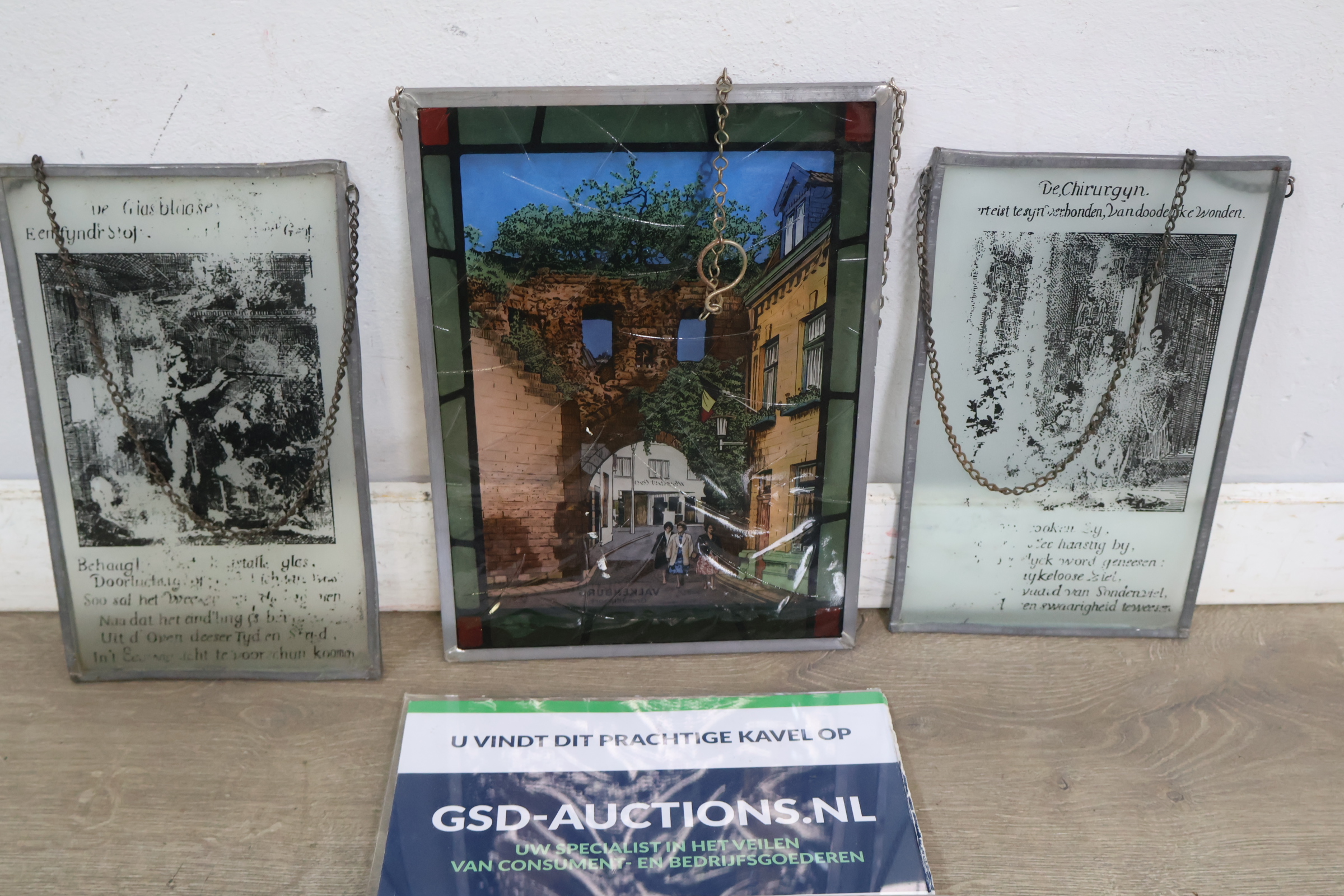 Set van drie glazen panelen met metalen frames en ketting – foto 2 – kavel bij GSD Auctions, Zoeterwoude
