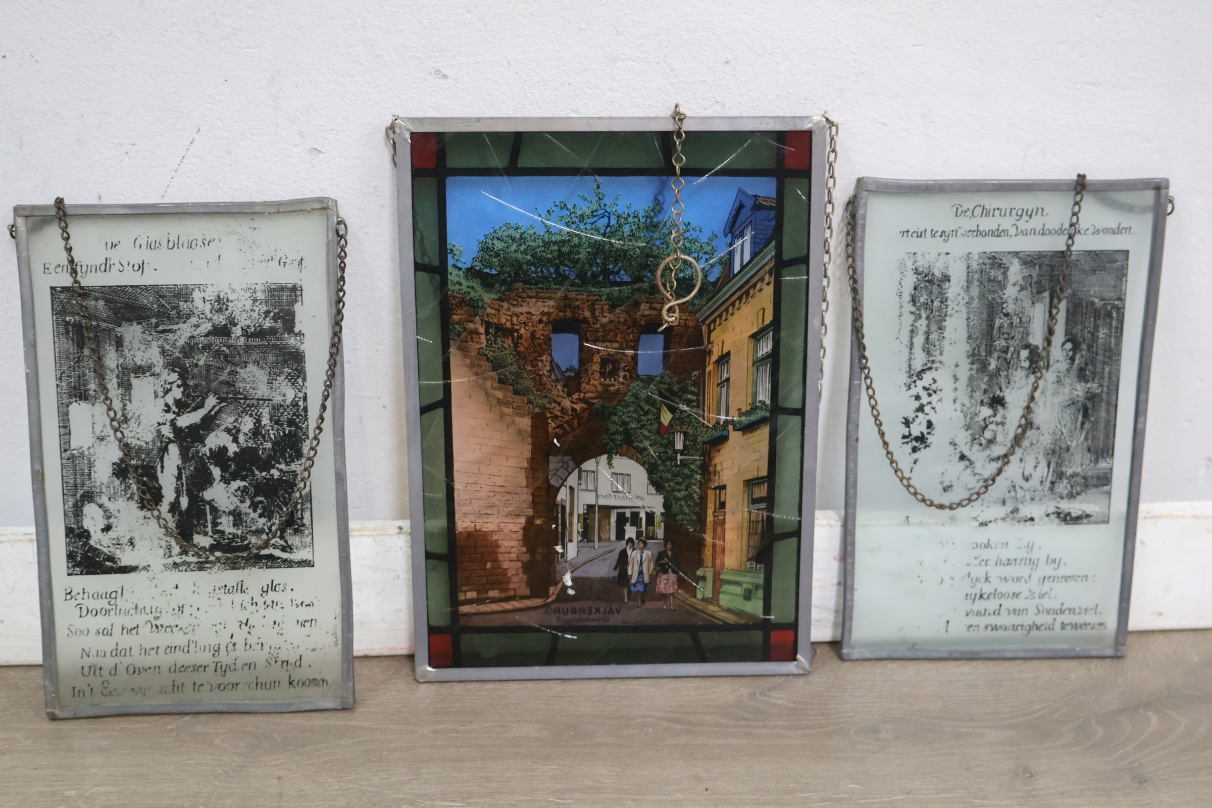 Set van drie glazen panelen met metalen frames en ketting – foto 3 – kavel bij GSD Auctions, Zoeterwoude