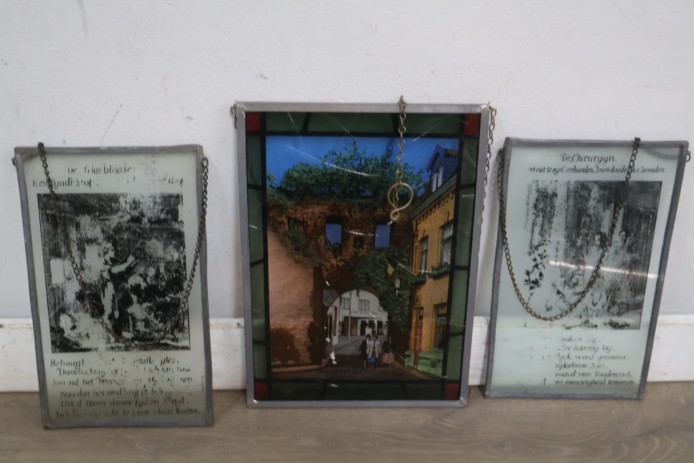 Set van drie glazen panelen met metalen frames en ketting – foto 4 – kavel bij GSD Auctions, Zoeterwoude
