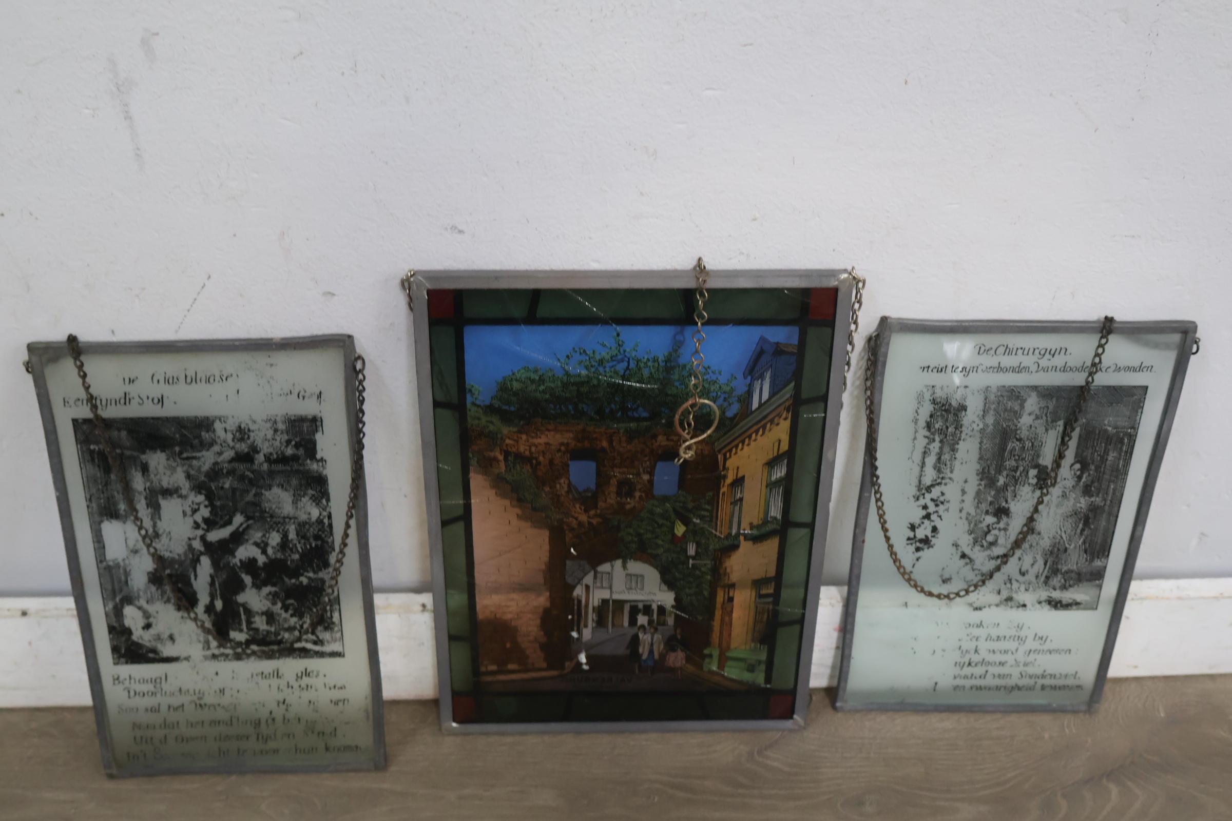 Set van drie glazen panelen met metalen frames en ketting – foto 5 – kavel bij GSD Auctions, Zoeterwoude