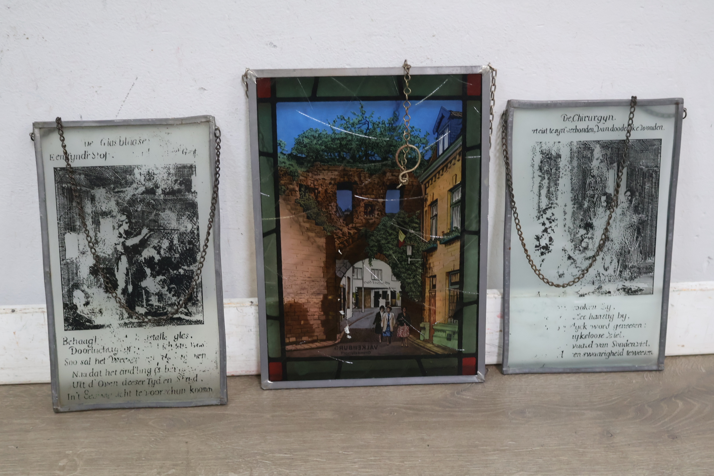 Set van drie glazen panelen met metalen frames en ketting – foto 6 – kavel bij GSD Auctions, Zoeterwoude