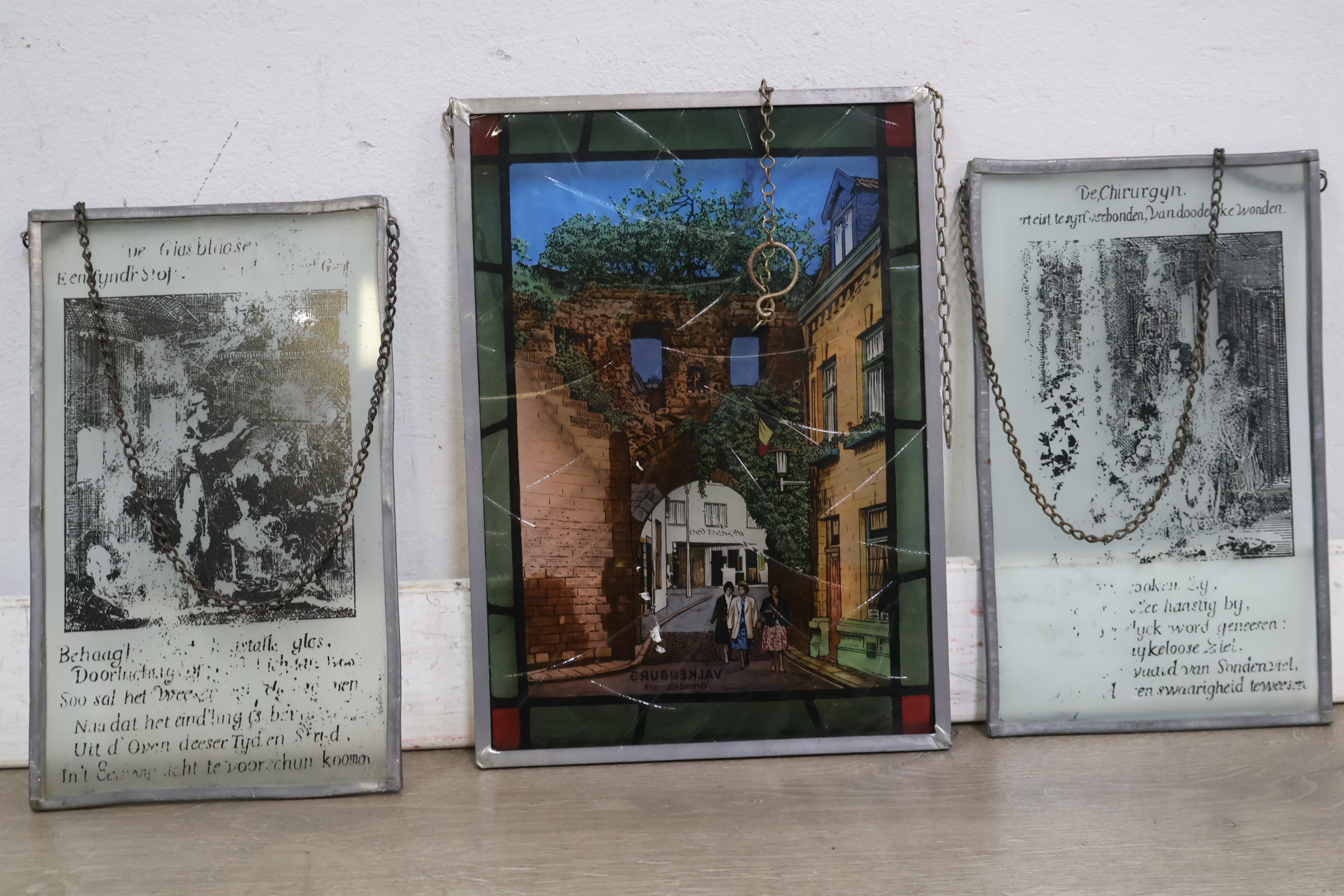 Set van drie glazen panelen met metalen frames en ketting – foto 7 – kavel bij GSD Auctions, Zoeterwoude