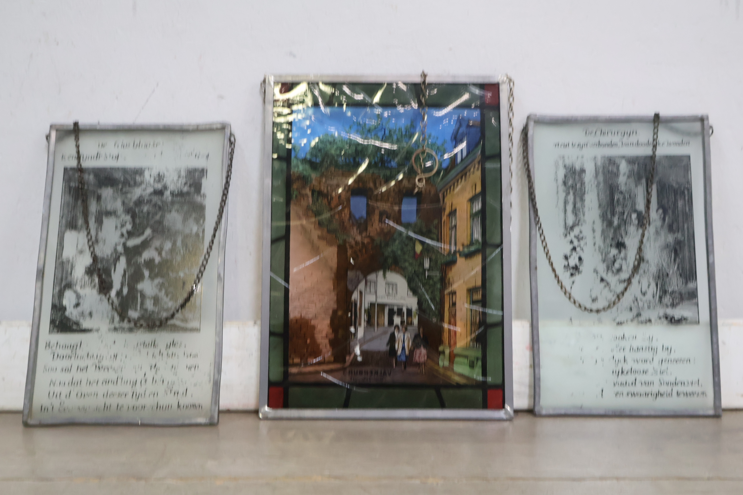 Set van drie glazen panelen met metalen frames en ketting – foto 8 – kavel bij GSD Auctions, Zoeterwoude