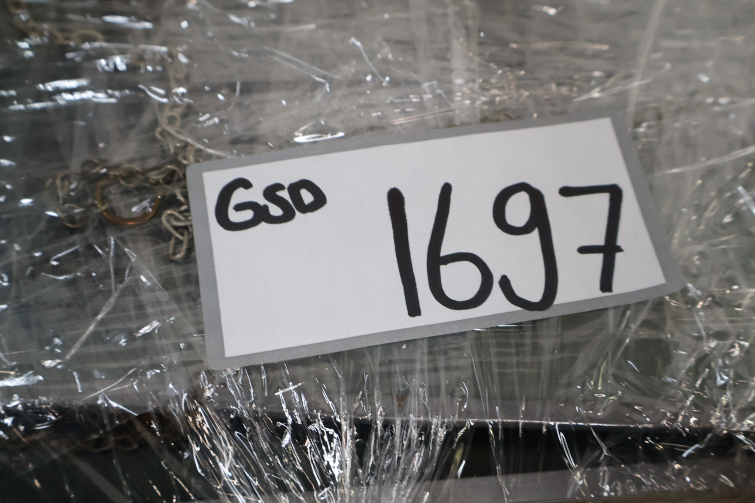 Set van drie glazen panelen met metalen frames en ketting – foto 24 – kavel bij GSD Auctions, Zoeterwoude