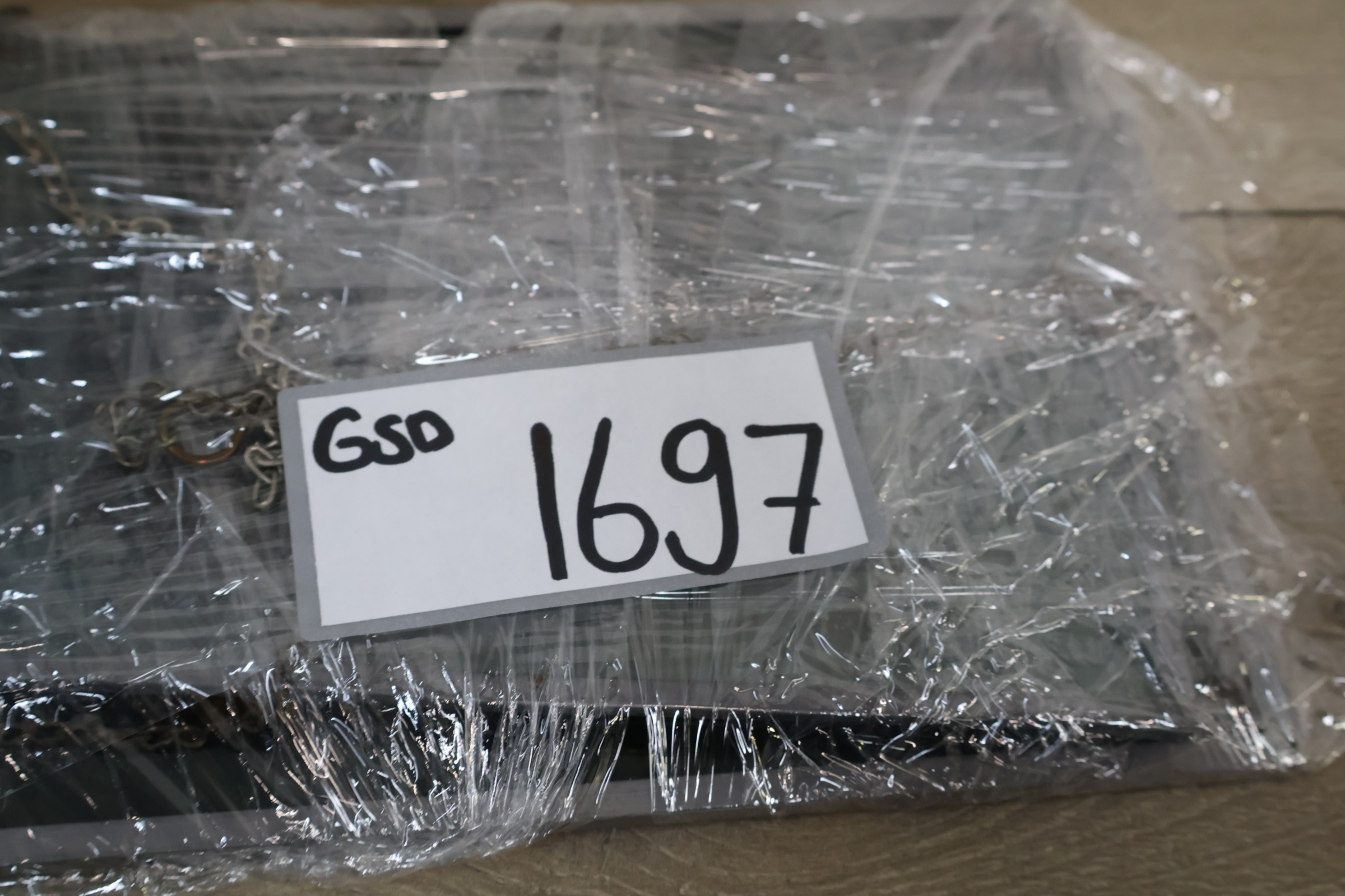 Set van drie glazen panelen met metalen frames en ketting – foto 25 – kavel bij GSD Auctions, Zoeterwoude