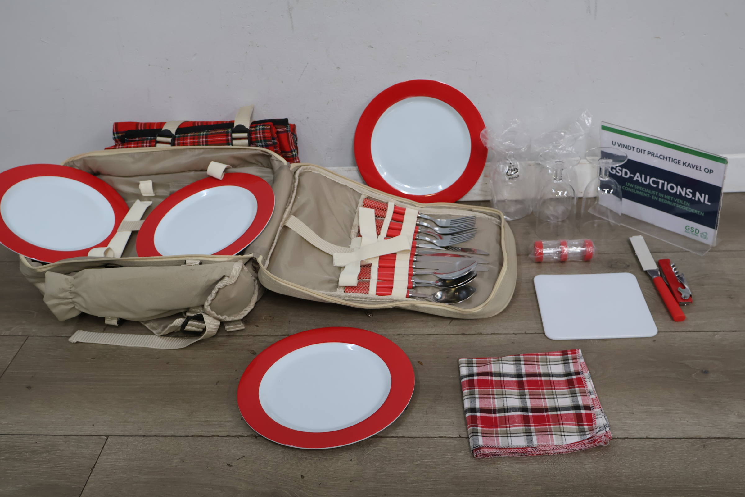 Picknickset met bestek, borden en glazen in beige tas – foto 2 – kavel bij GSD Auctions, Zoeterwoude