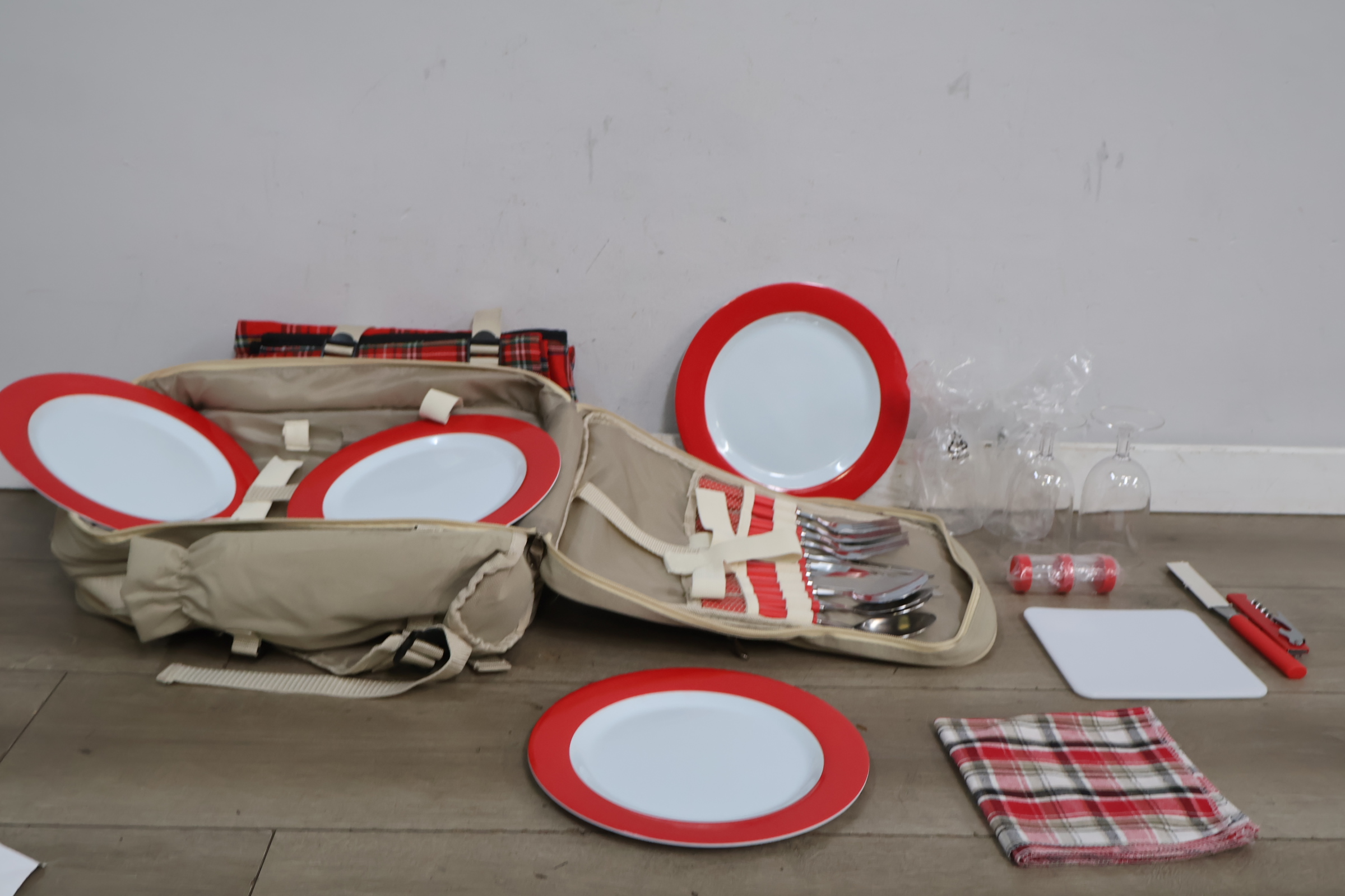 Picknickset met bestek, borden en glazen in beige tas – foto 3 – kavel bij GSD Auctions, Zoeterwoude