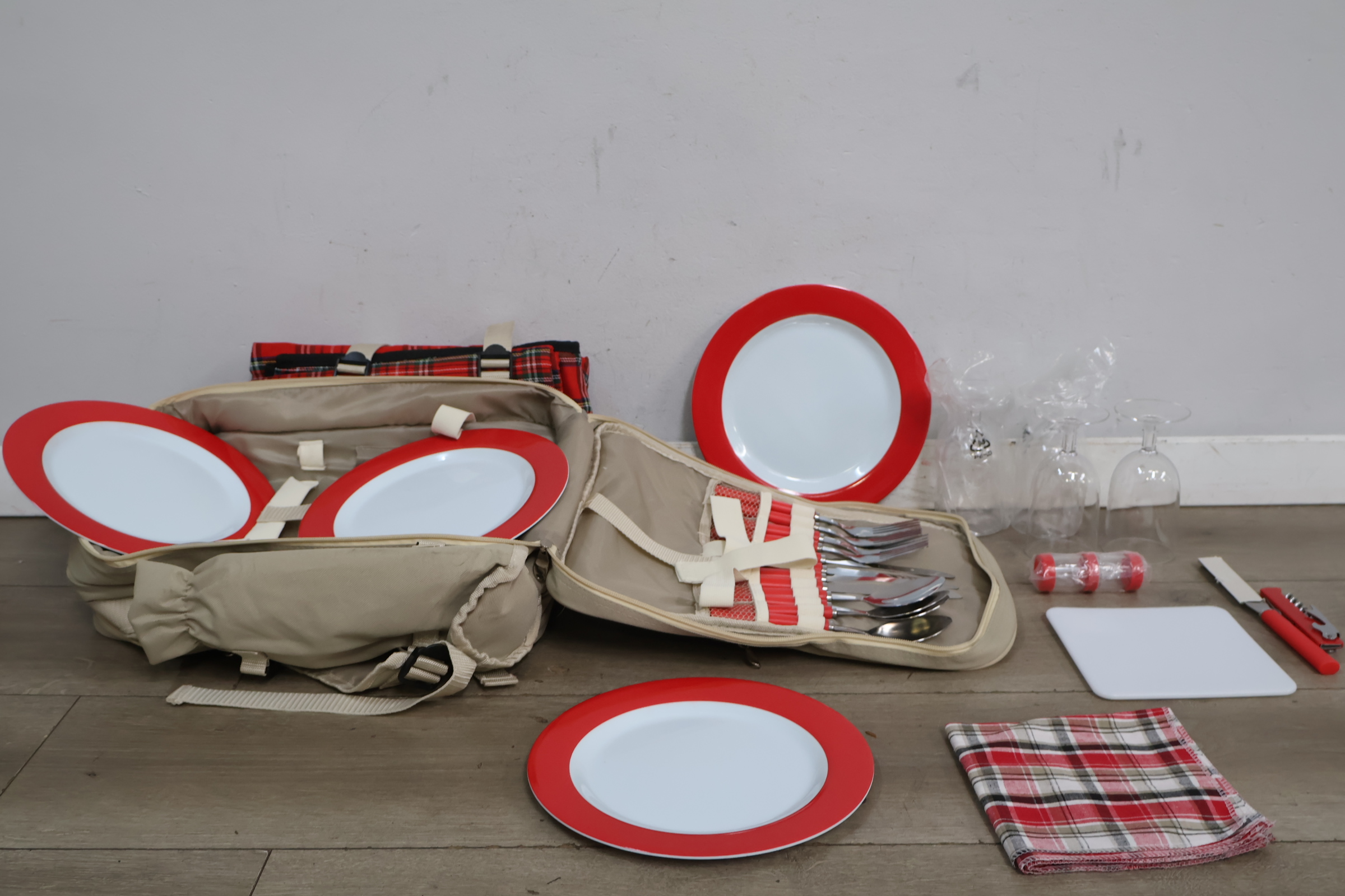 Picknickset met bestek, borden en glazen in beige tas – foto 4 – kavel bij GSD Auctions, Zoeterwoude