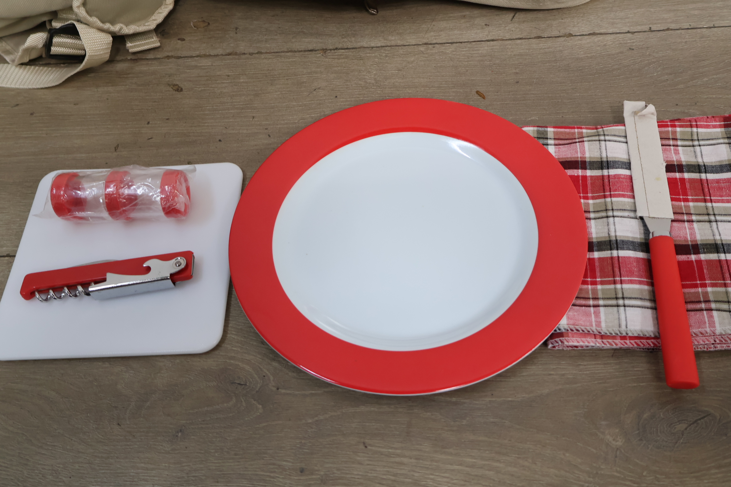 Picknickset met bestek, borden en glazen in beige tas – foto 5 – kavel bij GSD Auctions, Zoeterwoude